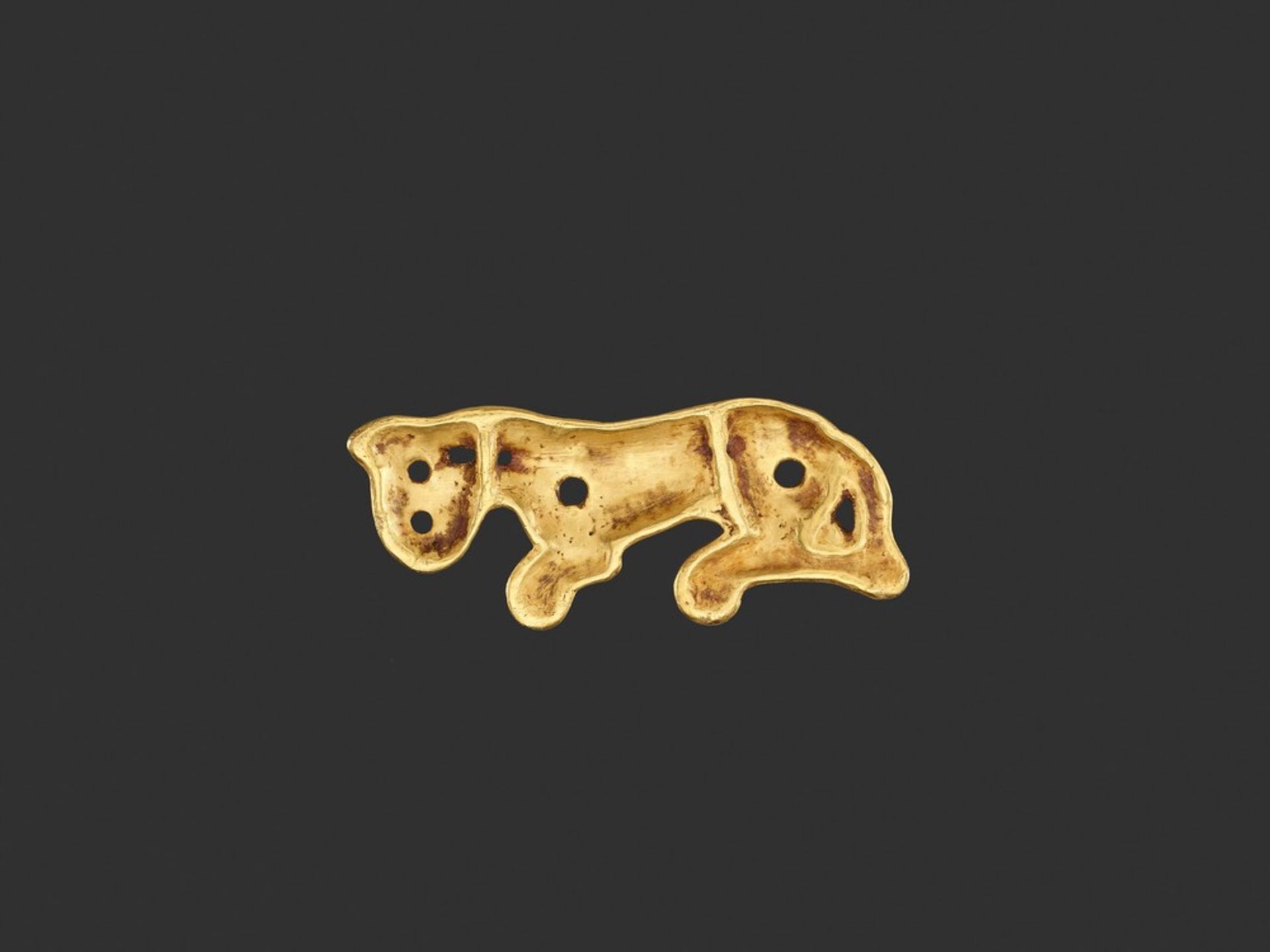 AN ORDOS GOLD ‘LEAPING TIGER’ PLAQUE, WARRING STATES China, Inner Mongolia, Ordos, 475-221 BC. The - Bild 2 aus 9