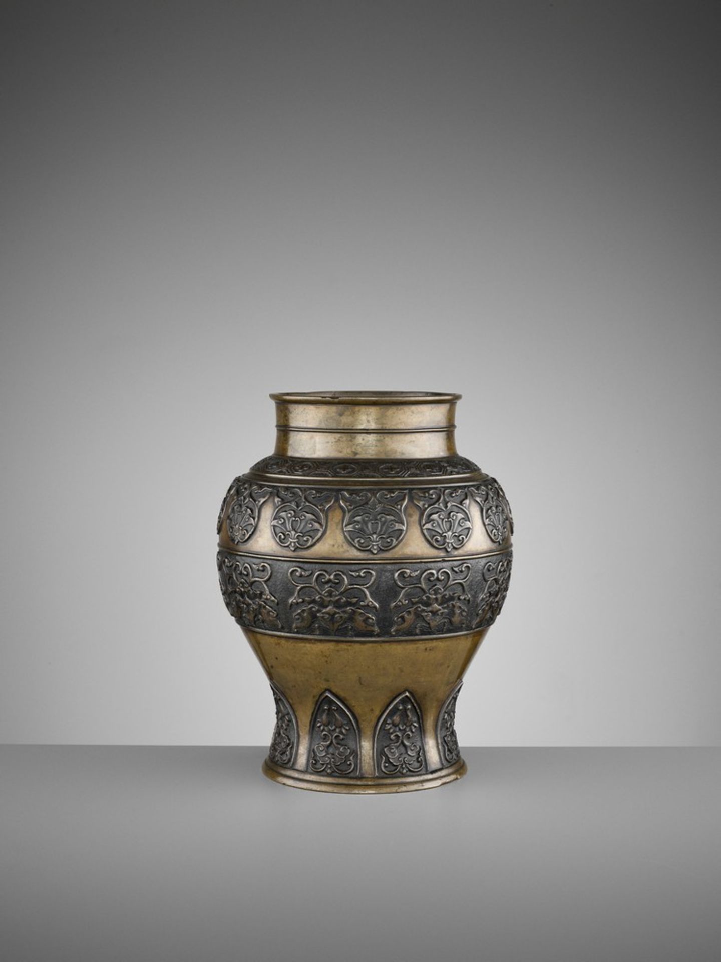 AN ARCHAISTIC BRONZE BALUSTER VASE, 17TH CENTURY - Image 6 of 8