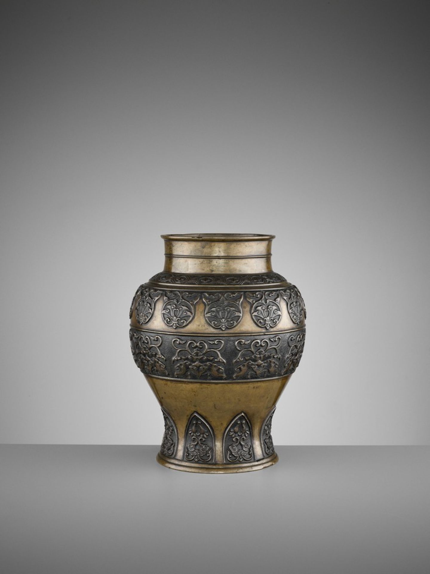 AN ARCHAISTIC BRONZE BALUSTER VASE, 17TH CENTURY - Bild 6 aus 8