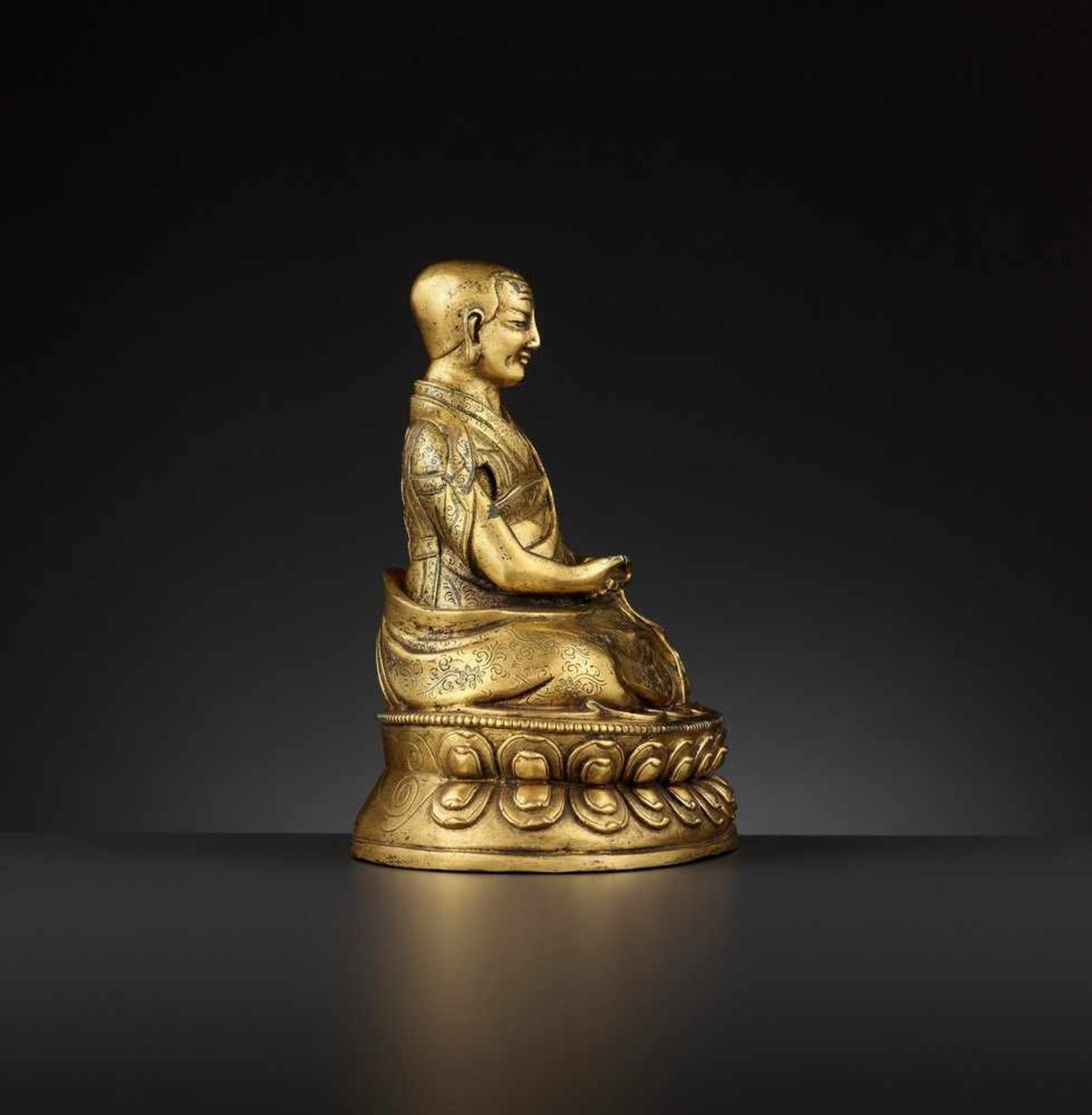 A GILT BRONZE OF THE FIFTH PANCHEN LAMA, TIBET, LATE 17TH TO EARLY 18TH CENTURY - Image 7 of 12