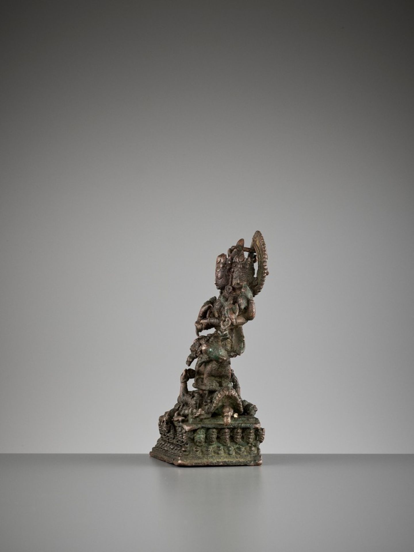 A BRONZE FIGURE OF JNANA DAKINI, LATE 16TH TO EARLY 17TH CENTURY - Image 4 of 9