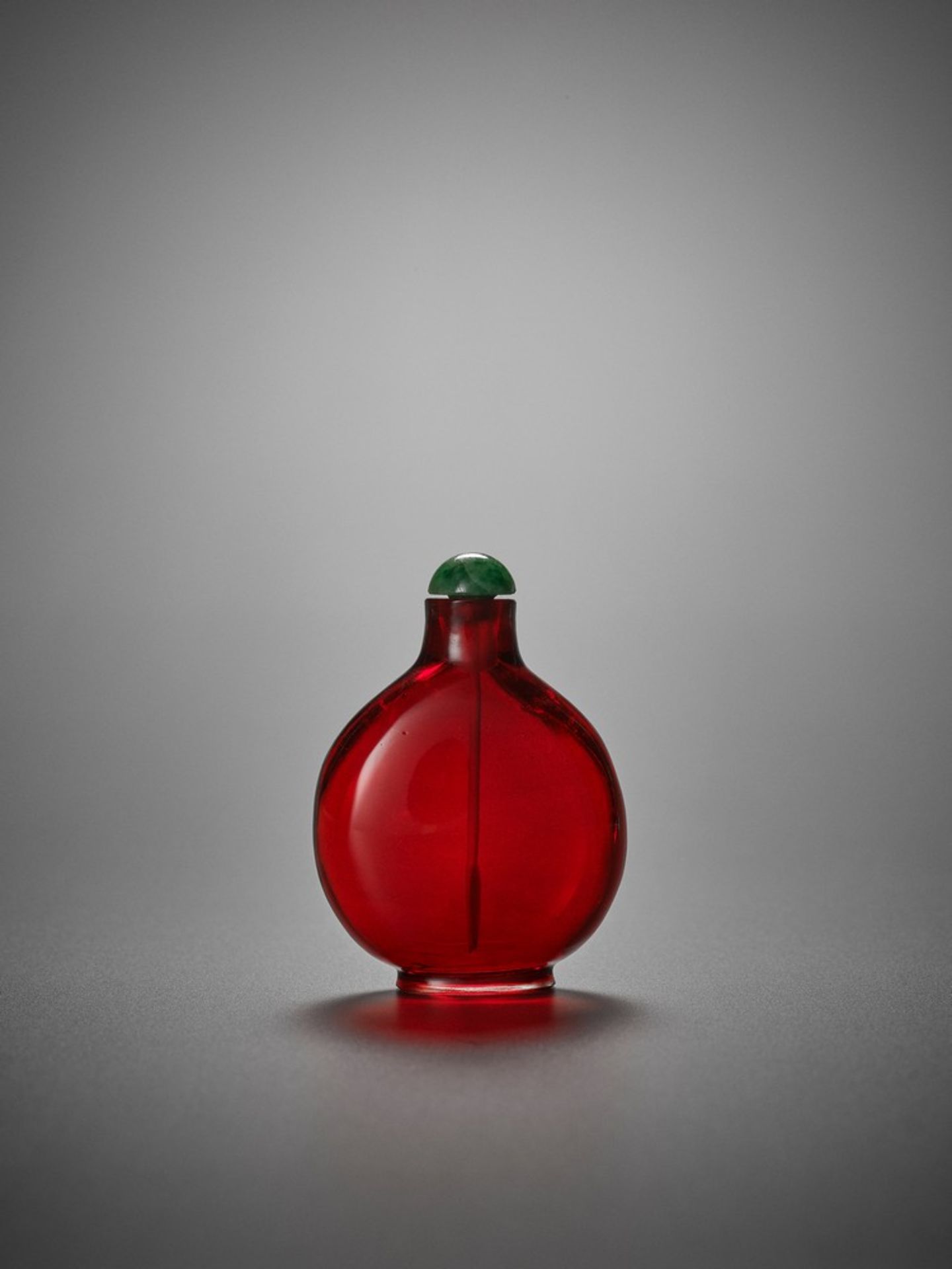 A TRANSPARENT RUBY-RED GLASS SNUFF BOTTLE, 18TH CENTURY - Bild 2 aus 9