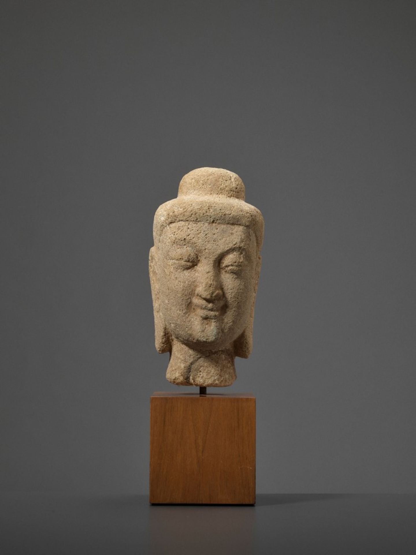 A RARE SANDSTONE HEAD OF BUDDHA, NORTHERN WEI DYNASTY, 5TH-6TH CENTURY - Bild 4 aus 15