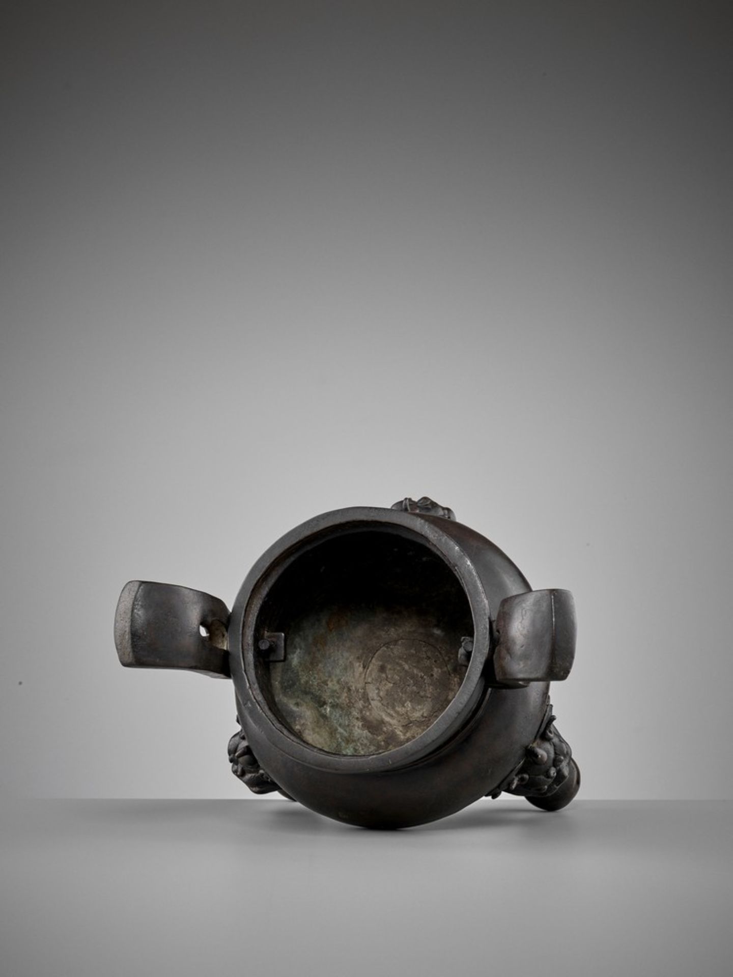 A HEAVILY CAST BRONZE TRIPOD CENSER, MING DYNASTY - Image 10 of 11