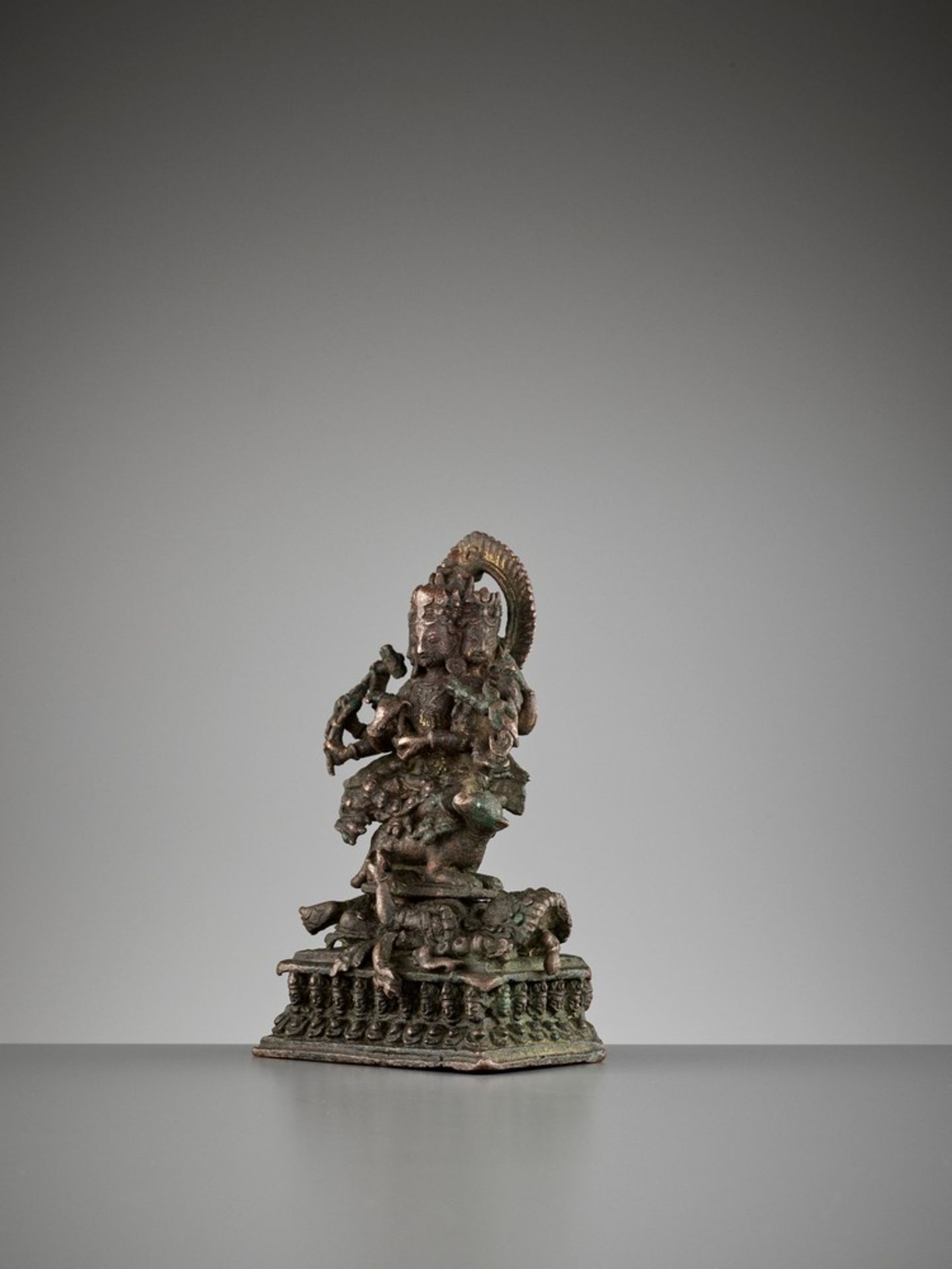 A BRONZE FIGURE OF JNANA DAKINI, LATE 16TH TO EARLY 17TH CENTURY - Bild 3 aus 9