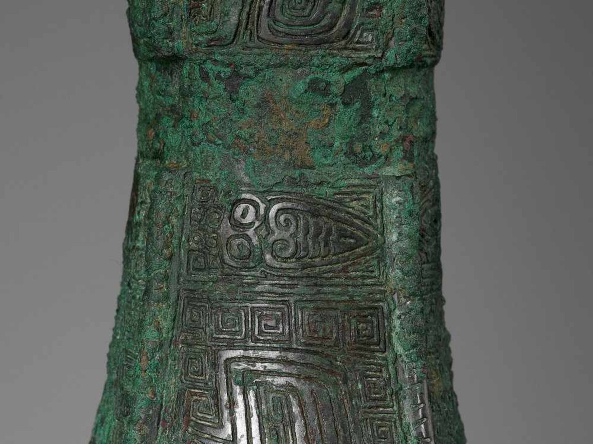 AN ARCHAIC BRONZE RITUAL WINE VESSEL, GU, SHANG DYNASTY - Image 2 of 11