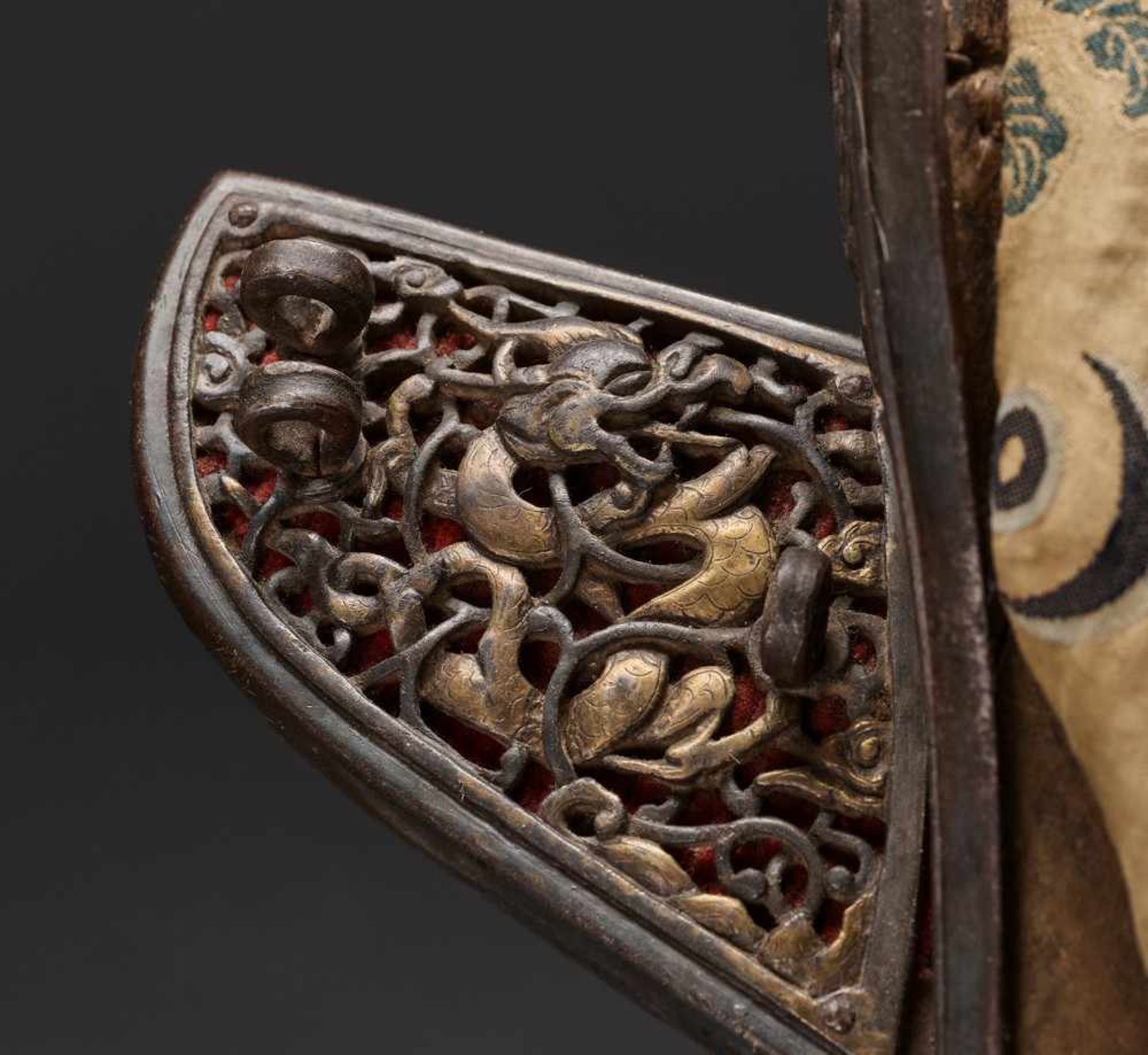 A WOOD SADDLE WITH GILT IRON FITTINGS AND SILK BROCADE COVER, 17TH-18TH CENTURY Sino-Tibetan, late - Image 3 of 18