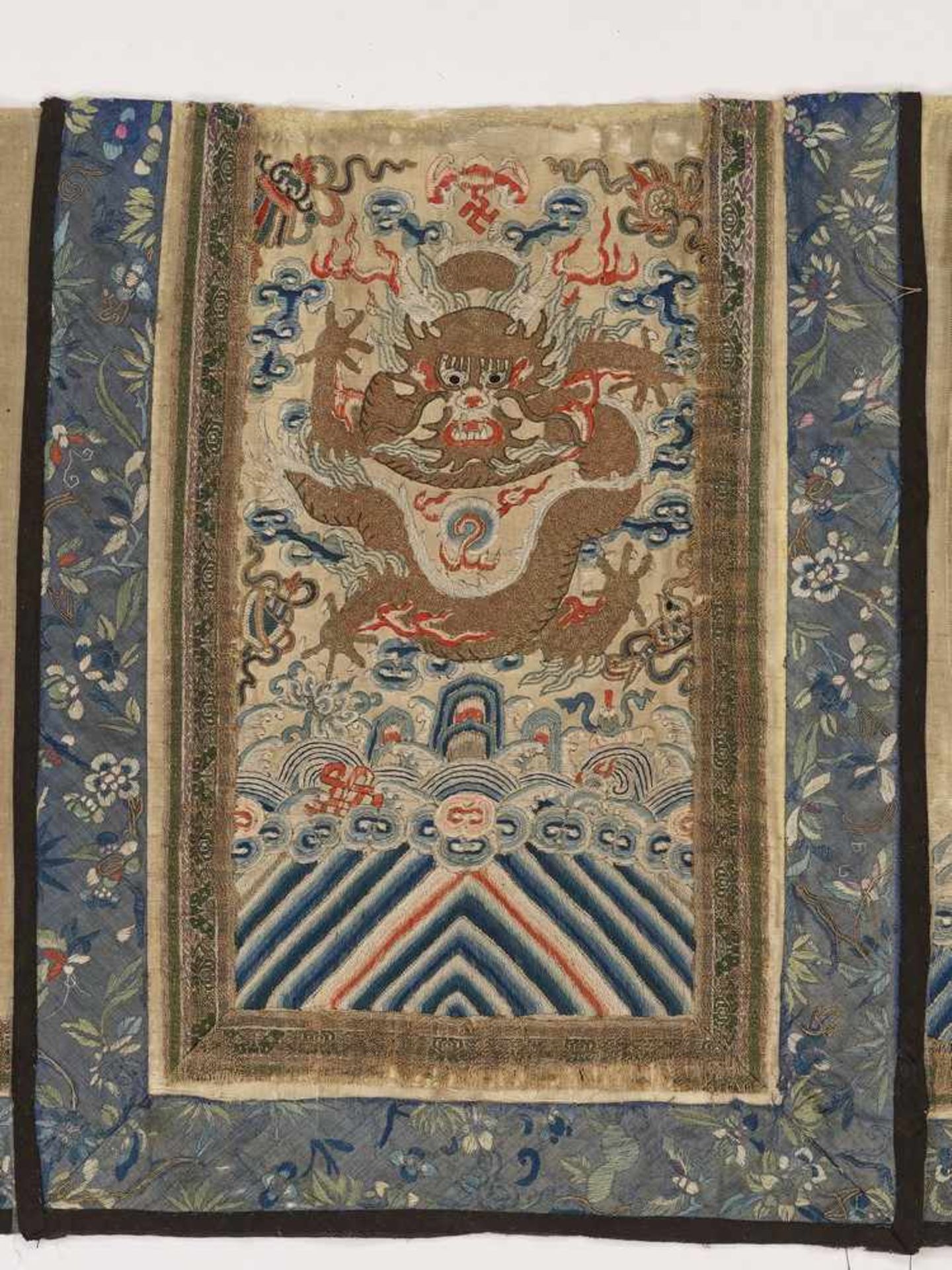A LARGE EMBROIDERED TEXTILE BAND, QING DYNASTY - Bild 2 aus 6