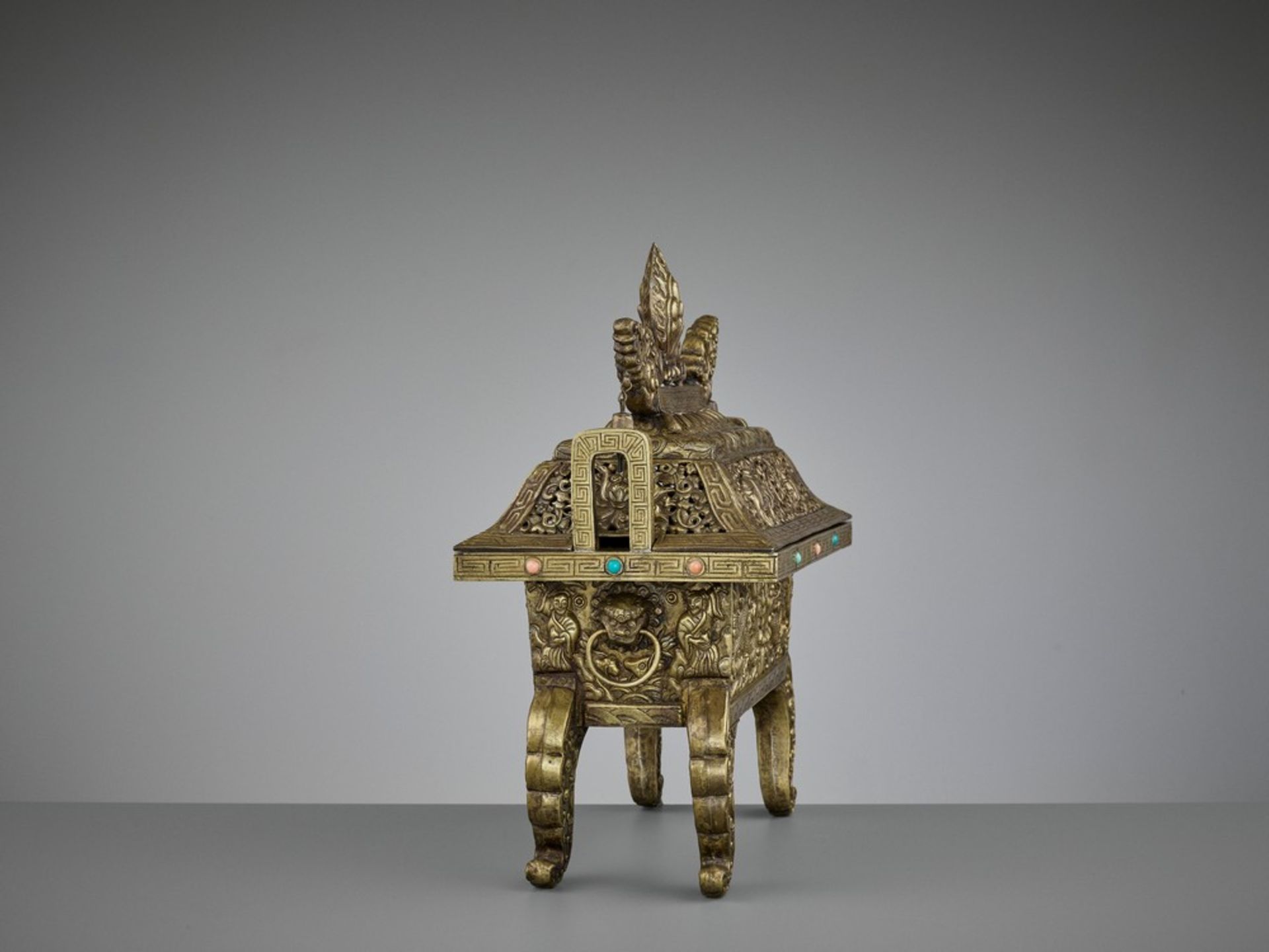 A LARGE GILT BRONZE AND COPPER REPOUSSÉ CENSER AND COVER, FANGDING, QING DYNASTY < - Image 8 of 14