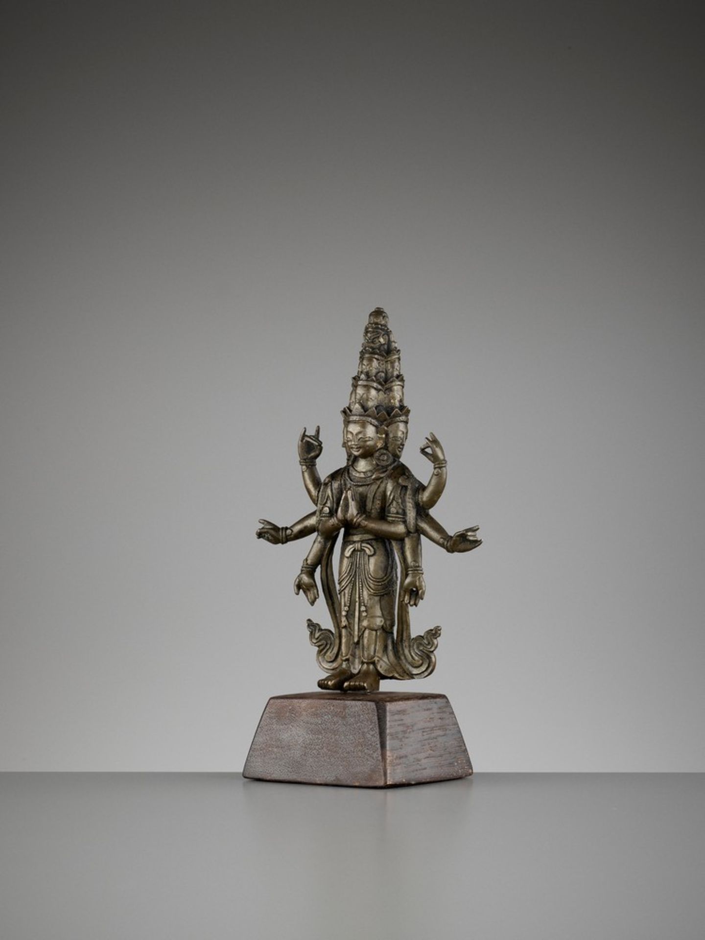 A SINO-TIBETAN COPPER ALLOY FIGURE OF EKADASHAMUKHA AVALOKITESVARA, QING - Image 3 of 11