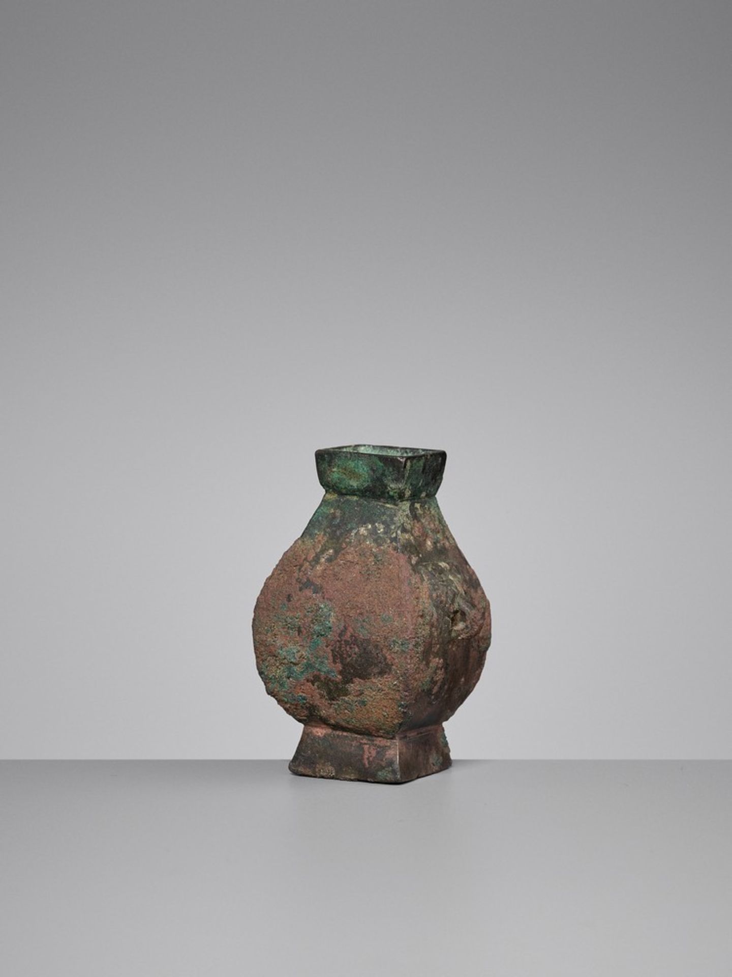 A MINIATURE BRONZE VESSEL, FANGHU, HAN DYNASTY - Image 4 of 12