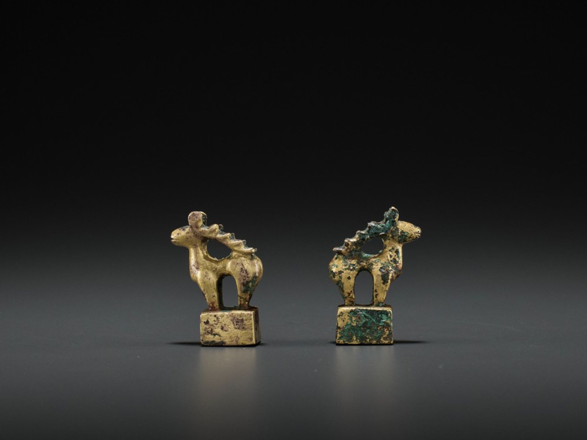 A PAIR OF GILT BRONZE ‘STAG’ SEALS, EASTERN HAN <br - Bild 6 aus 9