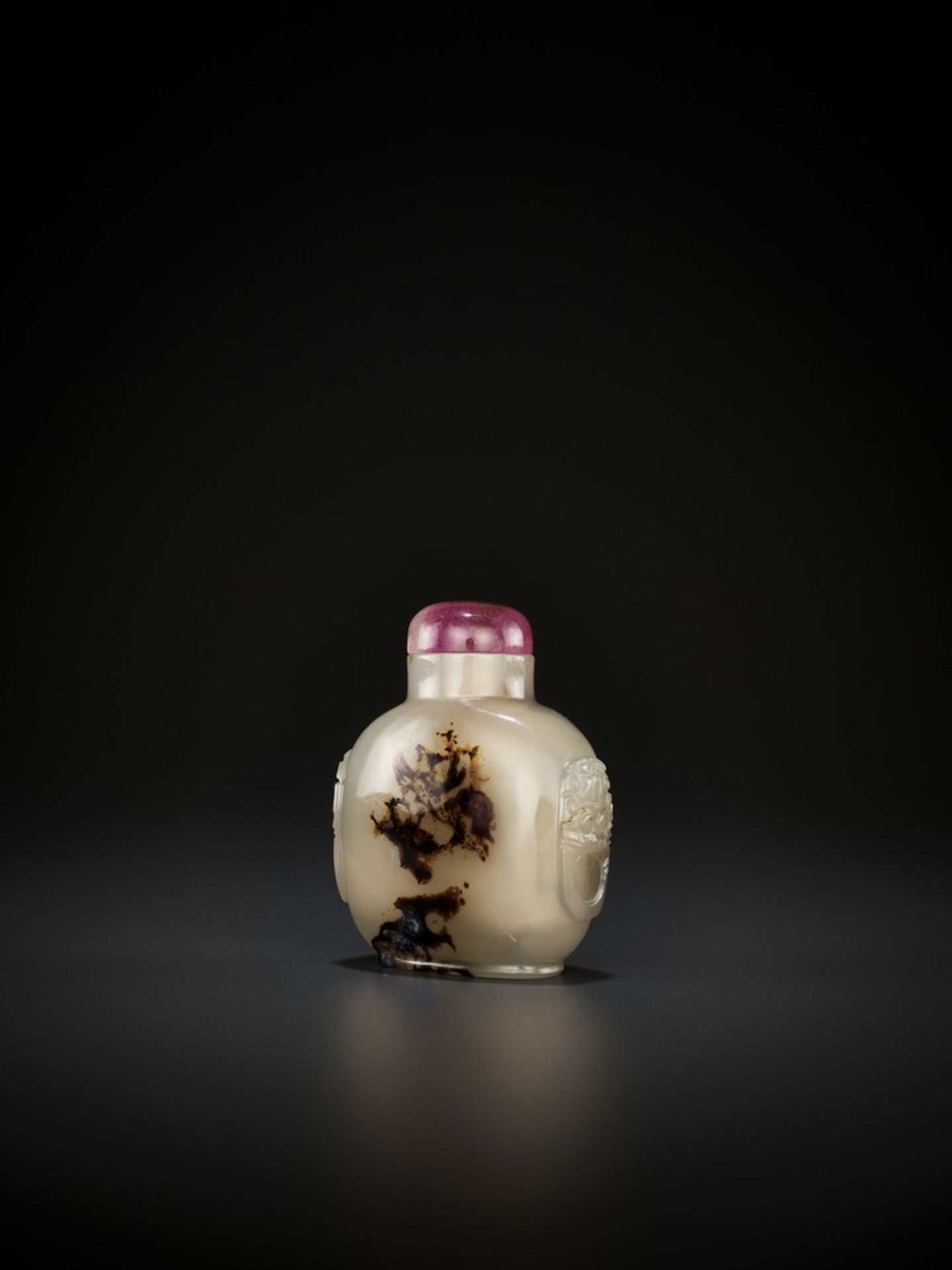 A SHADOW AGATE ‘BIRDS IN A TREE’ SNUFF BOTTLE, MID-QING <br