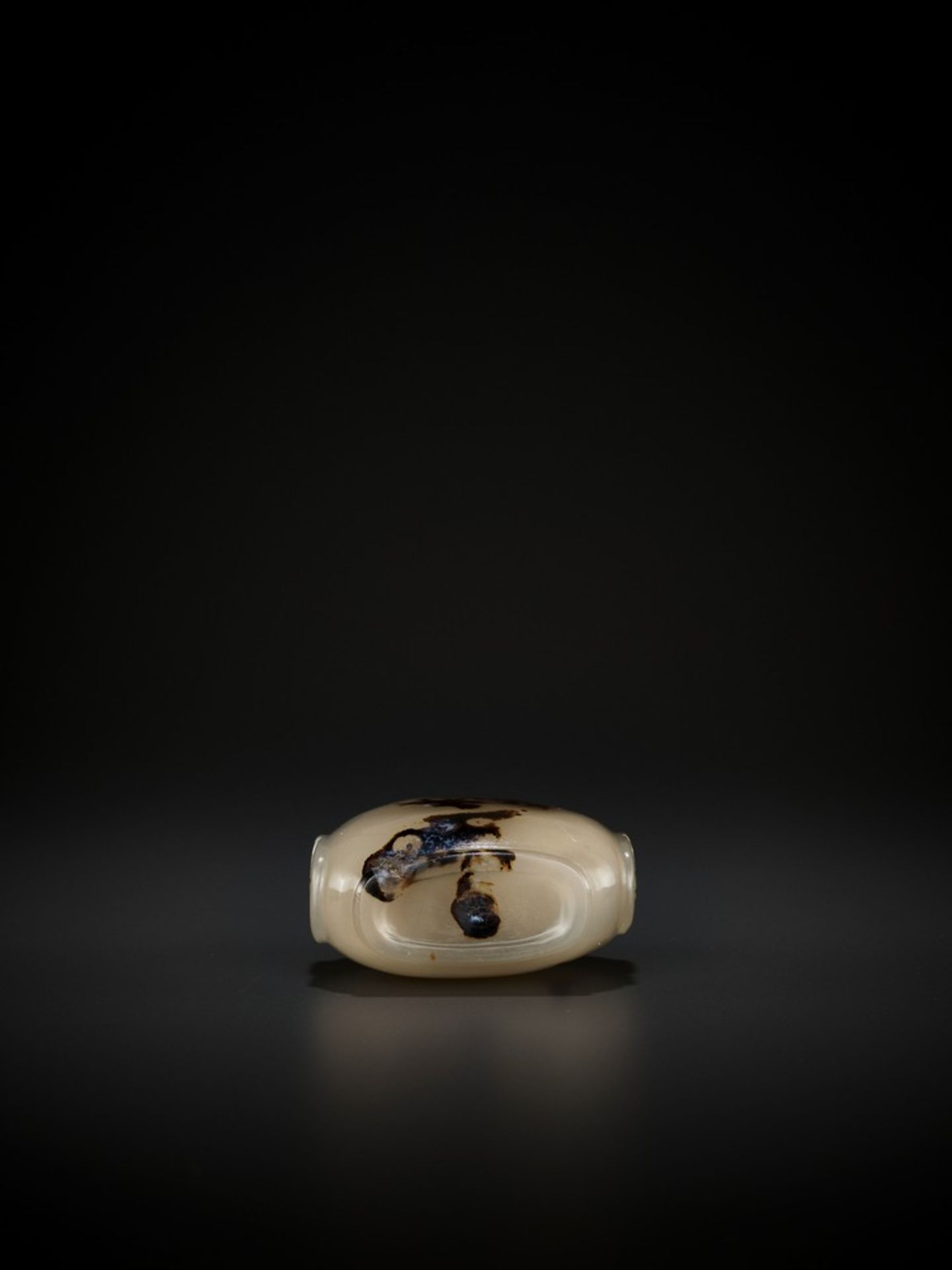 A SHADOW AGATE ‘BIRDS IN A TREE’ SNUFF BOTTLE, MID-QING <br - Image 9 of 10