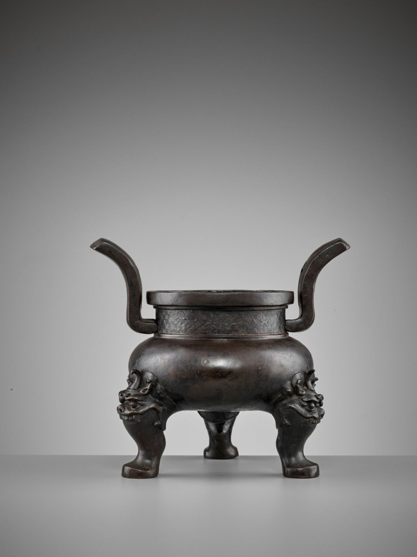 A HEAVILY CAST BRONZE TRIPOD CENSER, MING DYNASTY - Bild 7 aus 11