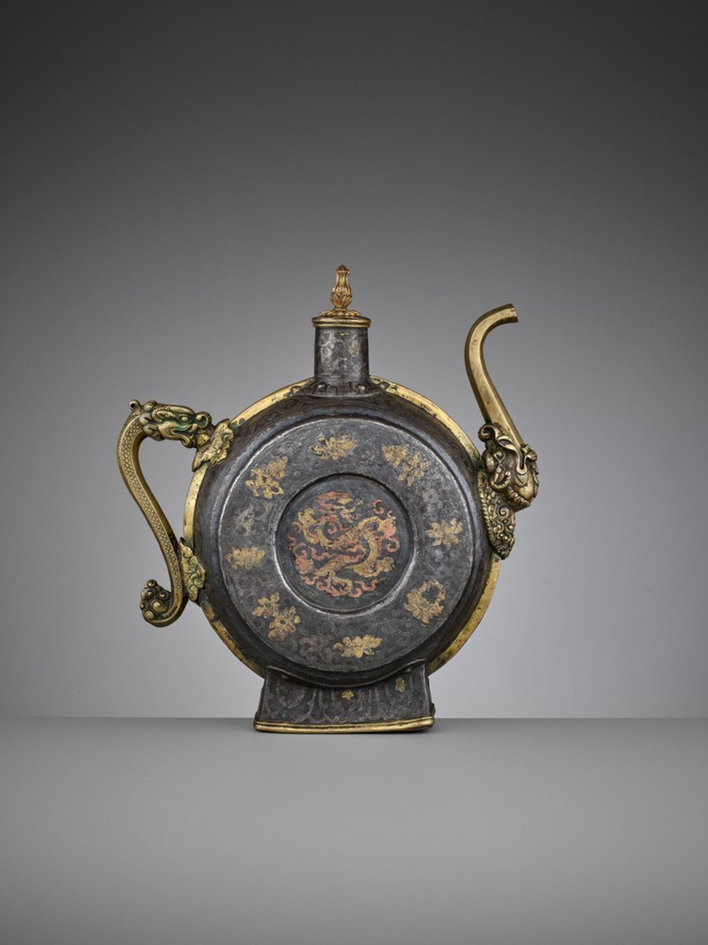 A DAMASCENED IRON BEER JUG, 18TH-19TH CENTURY - Image 4 of 17