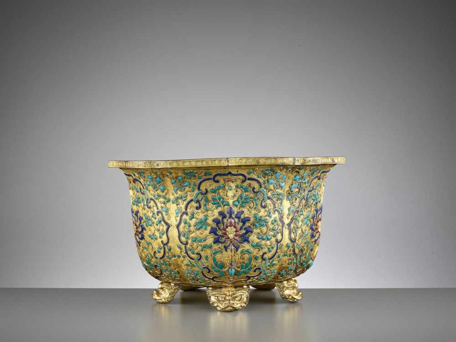 A RARE GILT-COPPER CHAMPLEVÉ ENAMEL JARDINIERE, QIANLONG < - Bild 7 aus 11