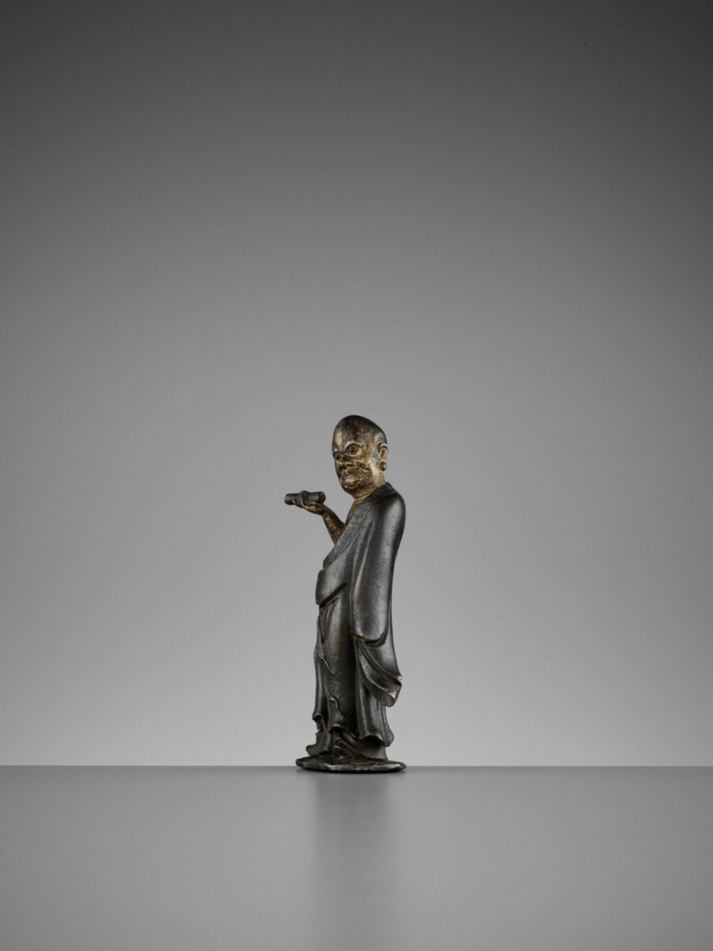 A LACQUER-GILT BRONZE FIGURE OF A LUOHAN, MING - Image 3 of 10