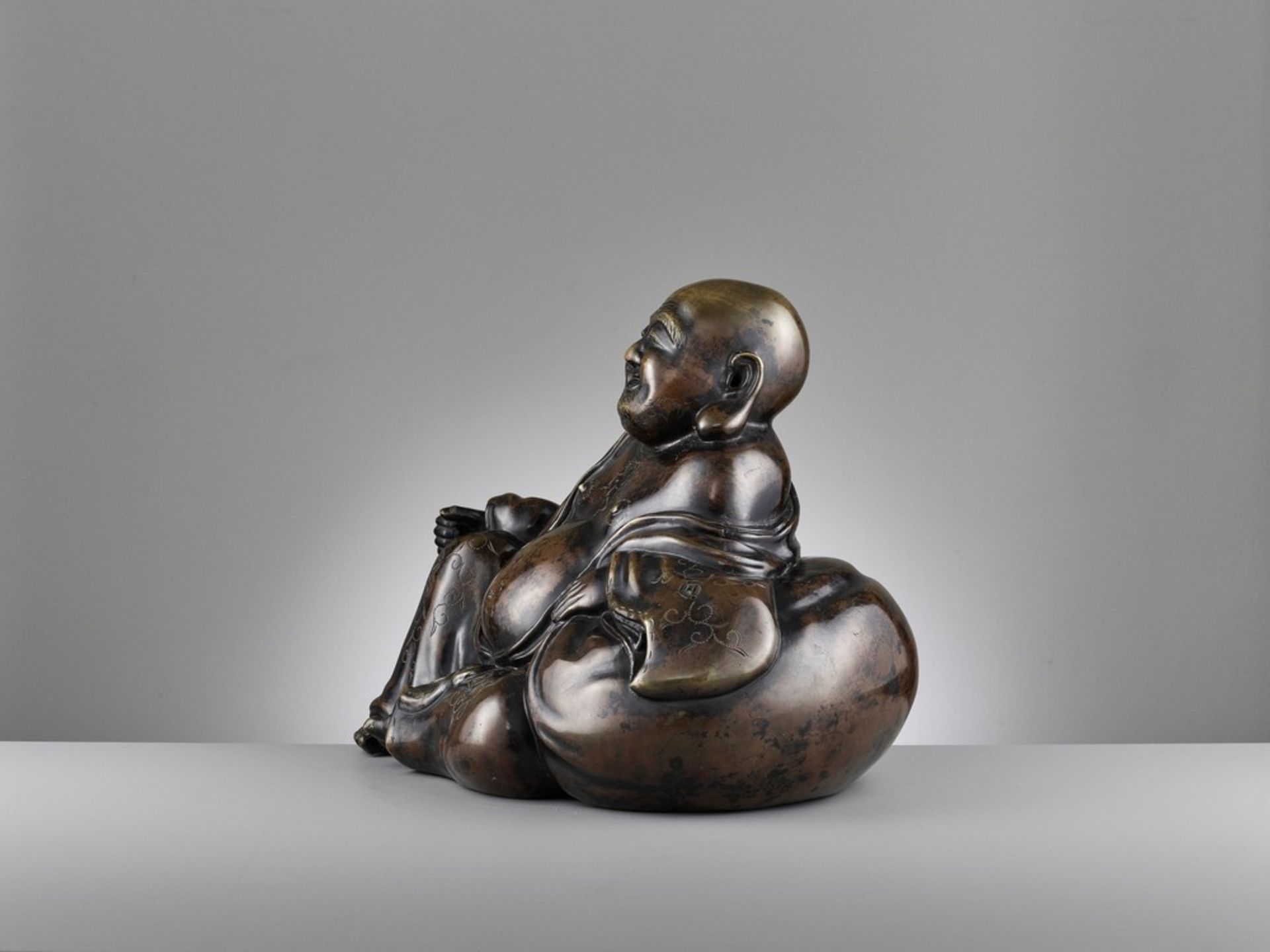 A LARGE AND HEAVILY CAST BRONZE FIGURE OF BUDAI, QING DYNASTY - Image 6 of 14
