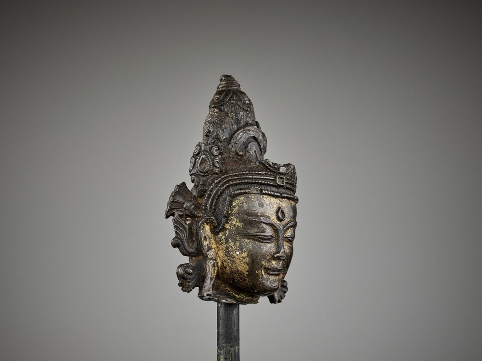 A TIBETAN LACQUER-GILT BRONZE HEAD OF A BODHISATTVA, 14TH-15TH CENTURY - Image 7 of 8