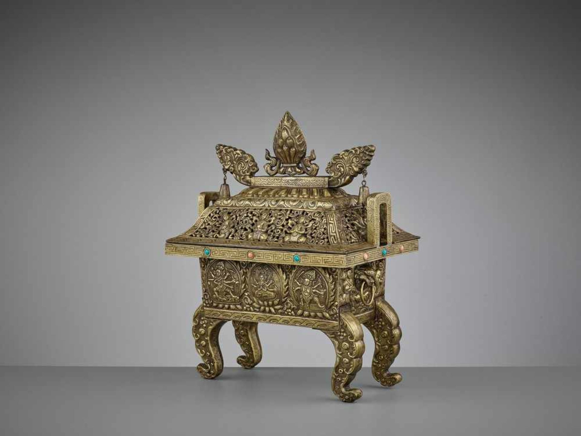 A LARGE GILT BRONZE AND COPPER REPOUSSÉ CENSER AND COVER, FANGDING, QING DYNASTY < - Image 5 of 14