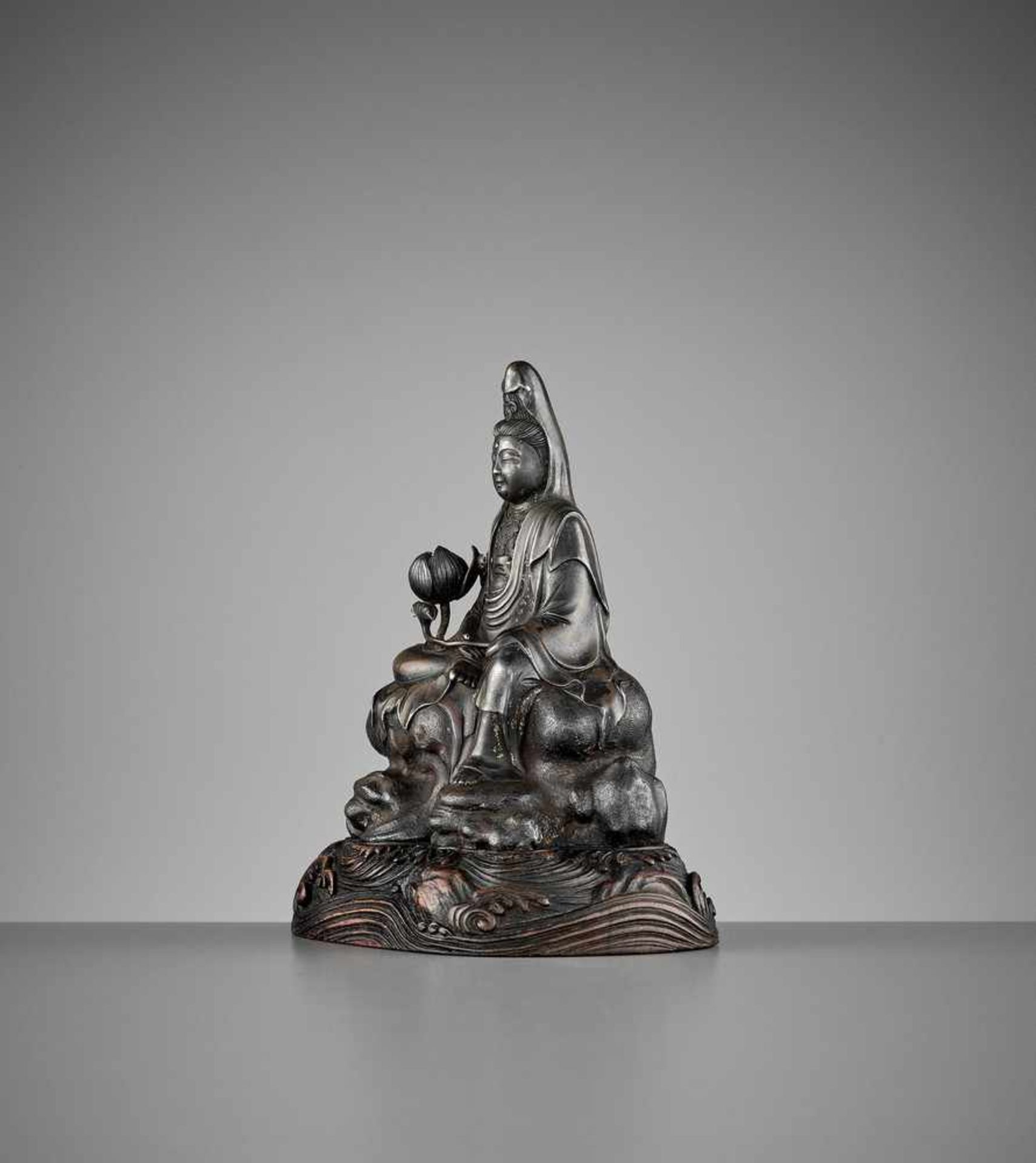 A SILVERED ‘ROYAL EASE’ BRONZE FIGURE OF GUANYIN, EARLY QING DYNASTY <br - Bild 3 aus 10