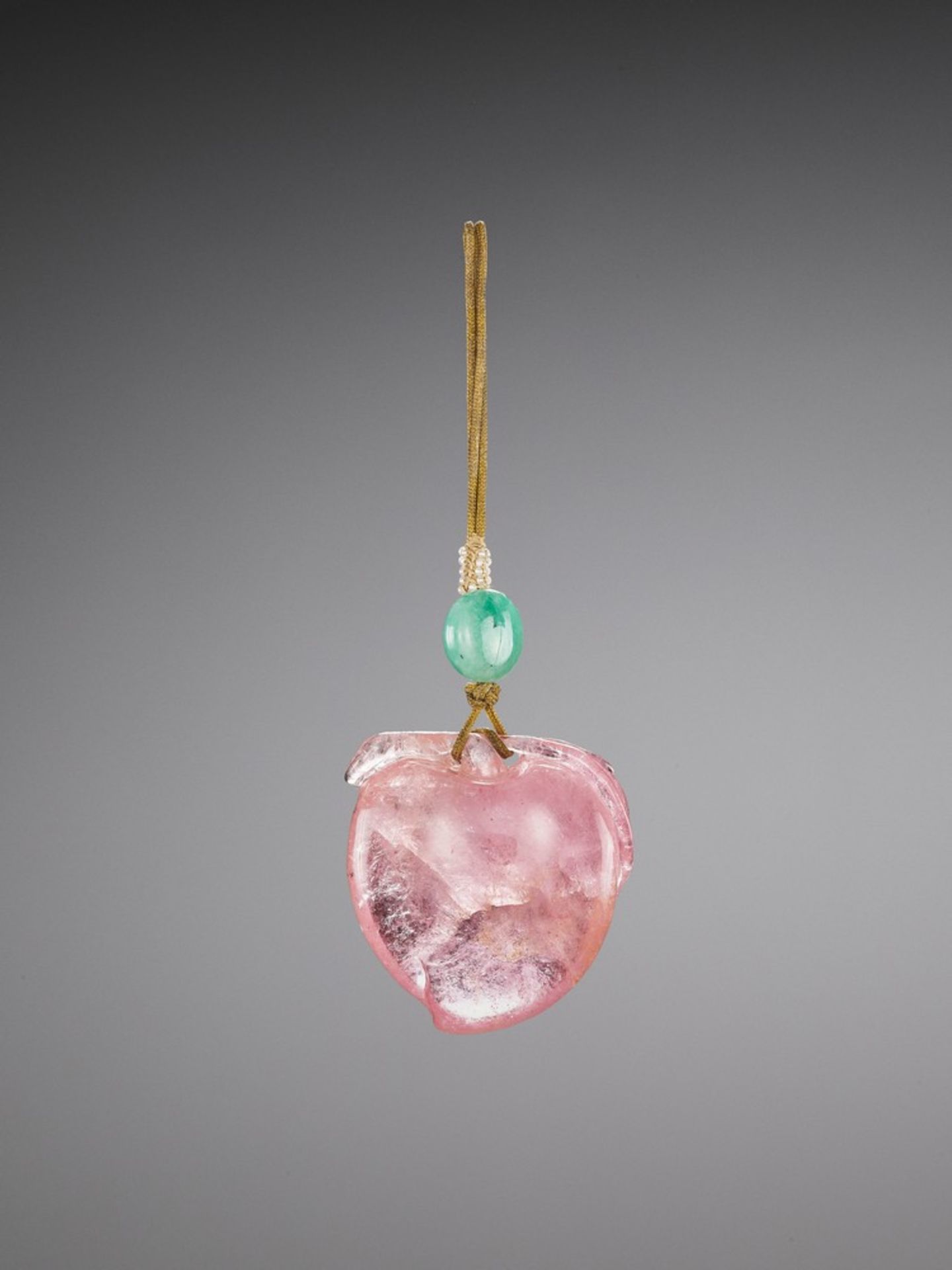 A CARVED PINK TOURMALINE 'PEACH' PENDANT, QING DYNASTY - Bild 2 aus 6