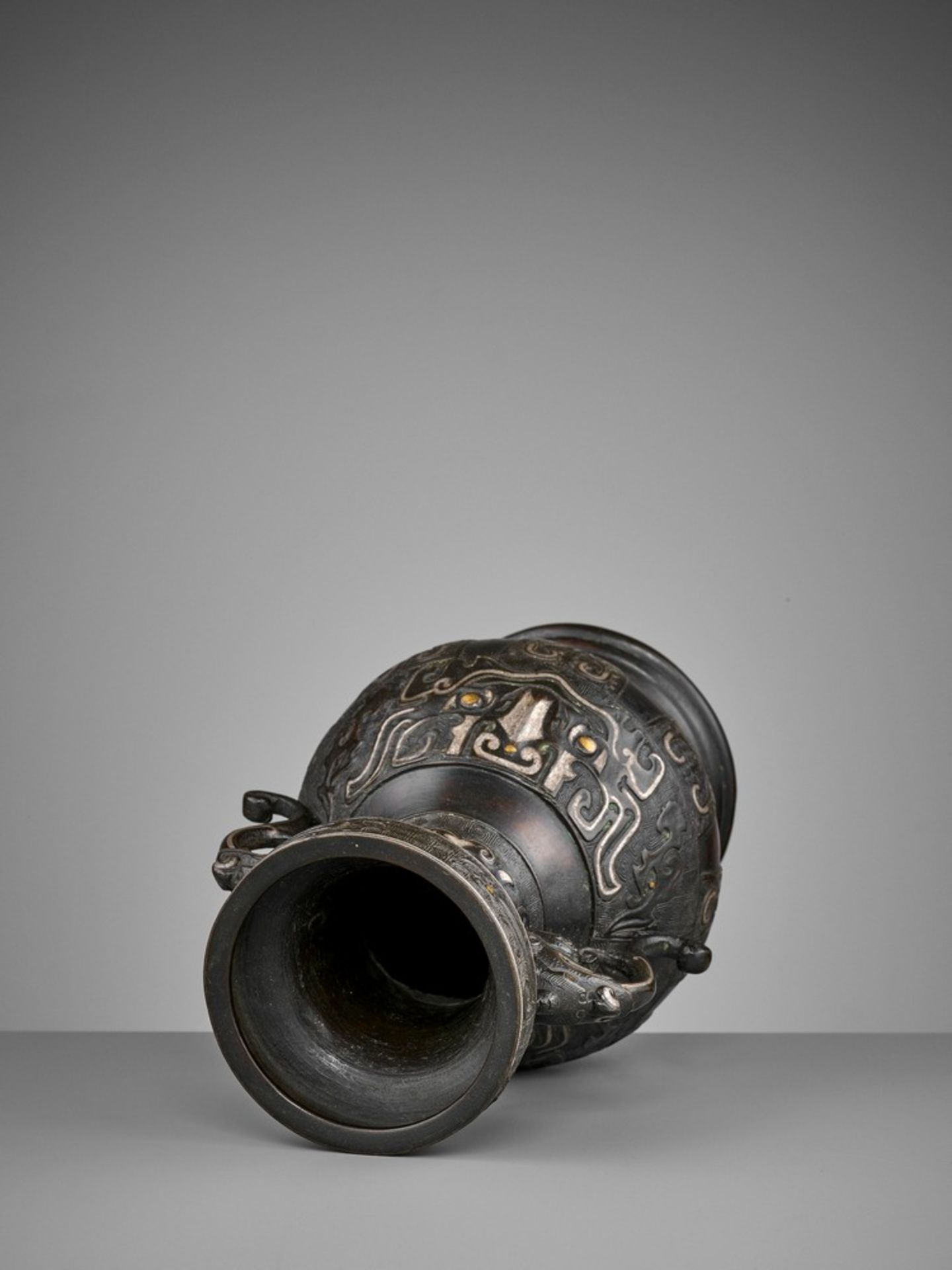 A GOLD AND SILVER INLAID BRONZE VASE, HU, MING DYNASTY - Image 10 of 11