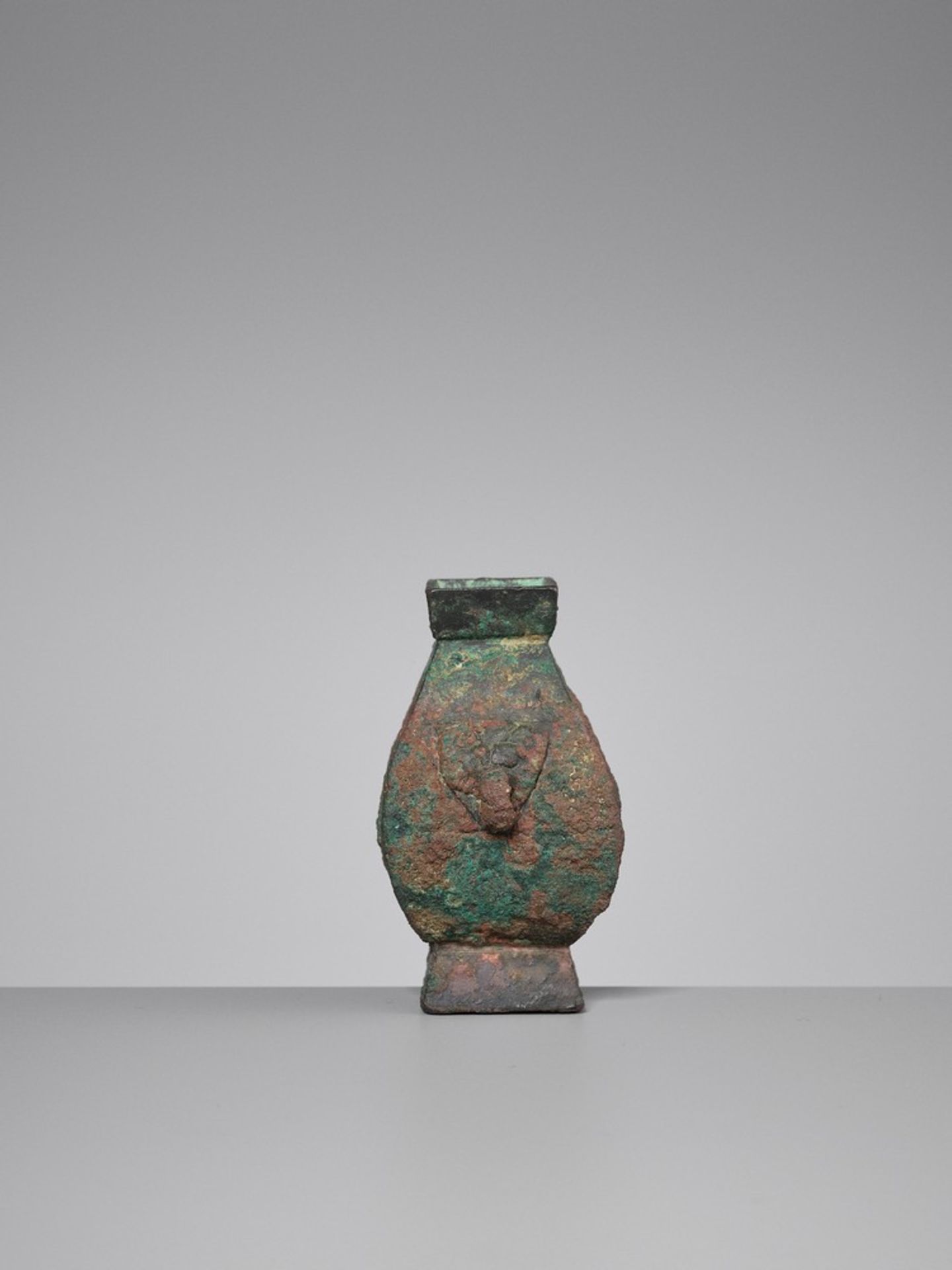 A MINIATURE BRONZE VESSEL, FANGHU, HAN DYNASTY - Image 9 of 12