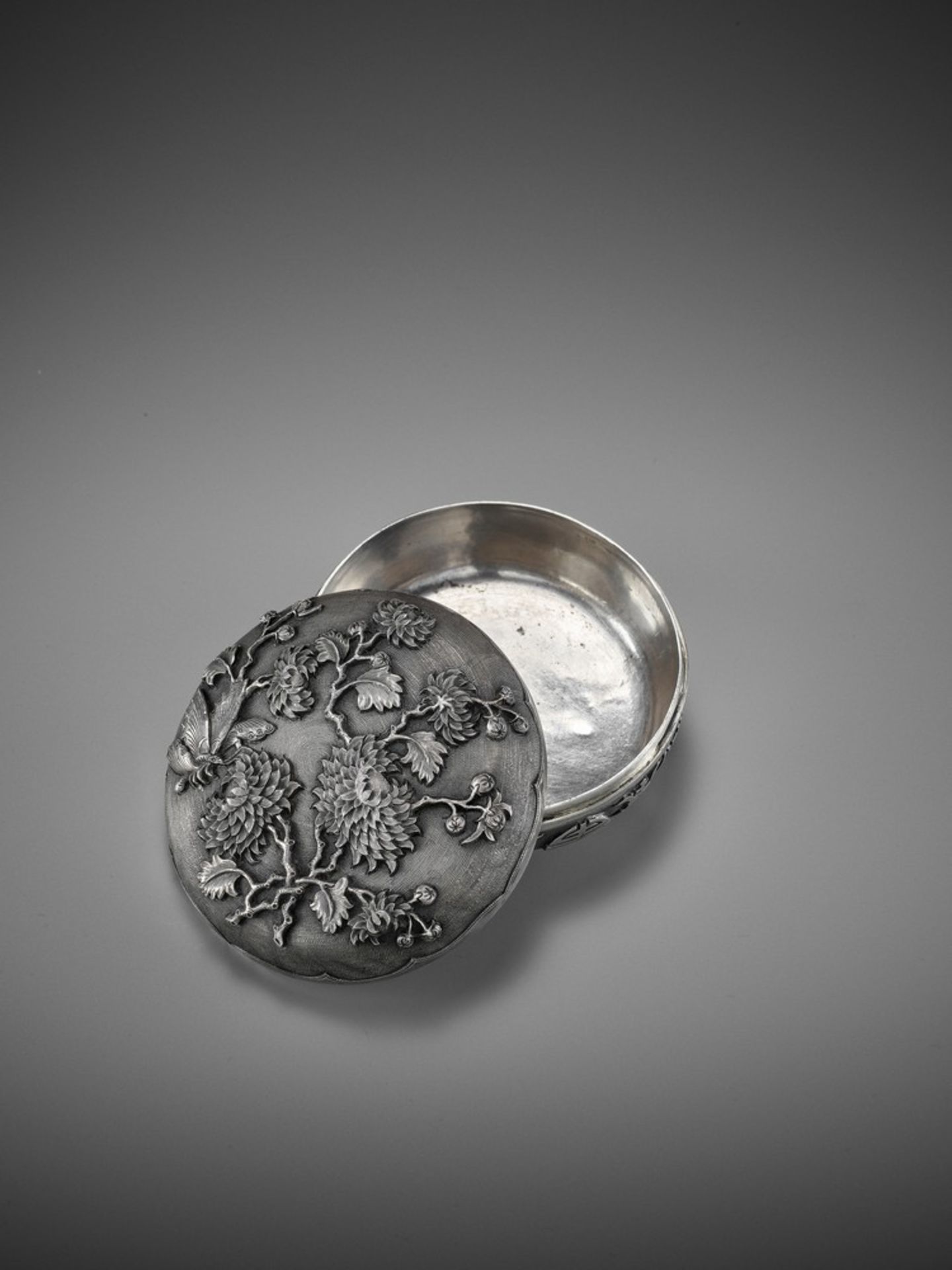 A ‘CHRSANTHEMUM AND BUTTERFLIES’ SILVER BOX, QING <br - Image 2 of 12