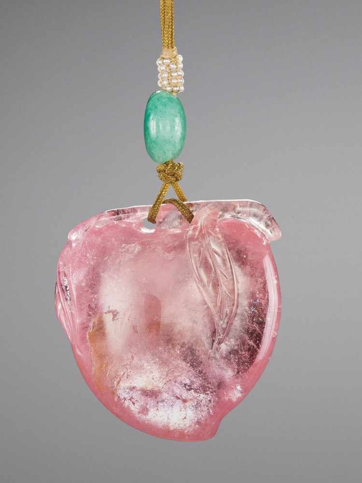 A CARVED PINK TOURMALINE 'PEACH' PENDANT, QING DYNASTY - Bild 3 aus 6