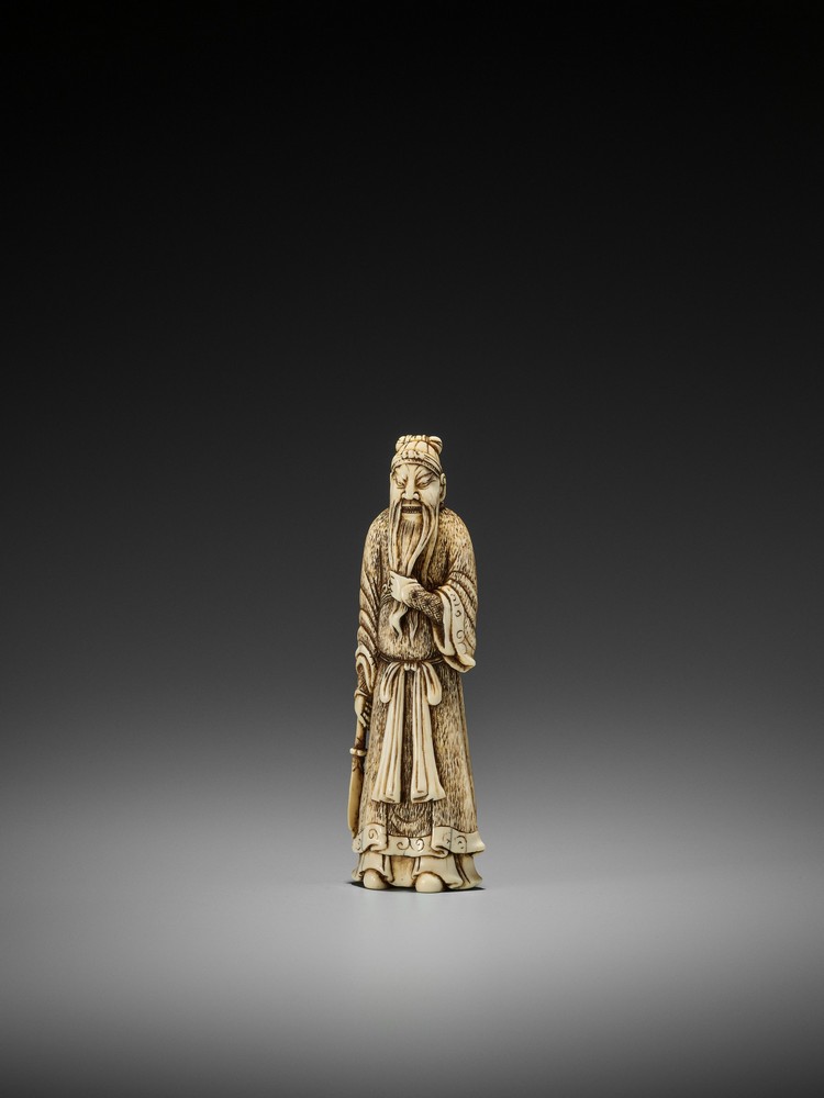 A LARGE IVORY NETSUKE OF KAN’U UnsignedJapan, late 18th century, Edo period (1615-1868)The god of - Image 3 of 9