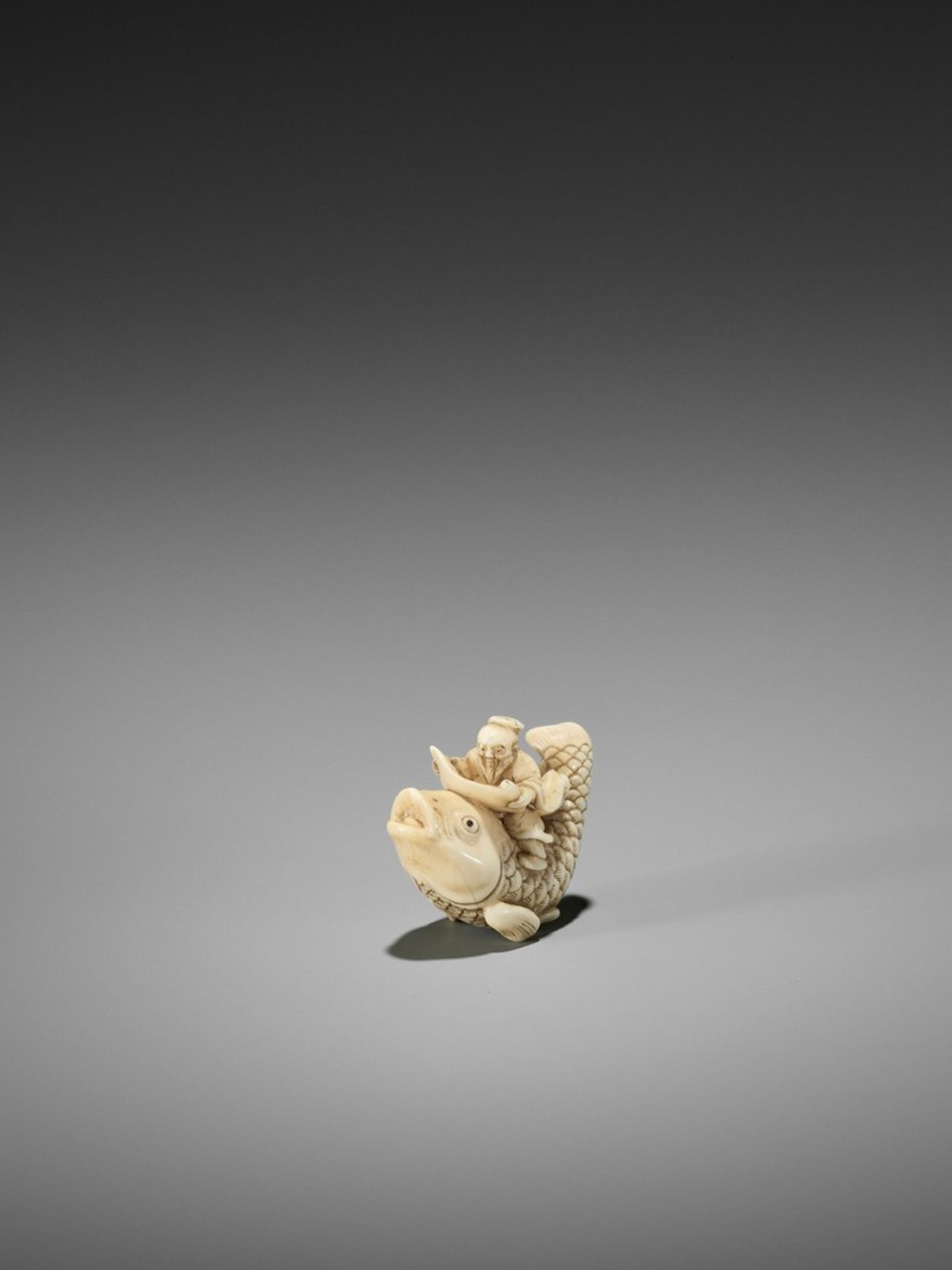 OKAKOTO: A RARE IVORY NETSUKE OF KINKO SENNIN ON A CARP By Yamaguchi Okakoto, signed Okakoto - Bild 6 aus 8