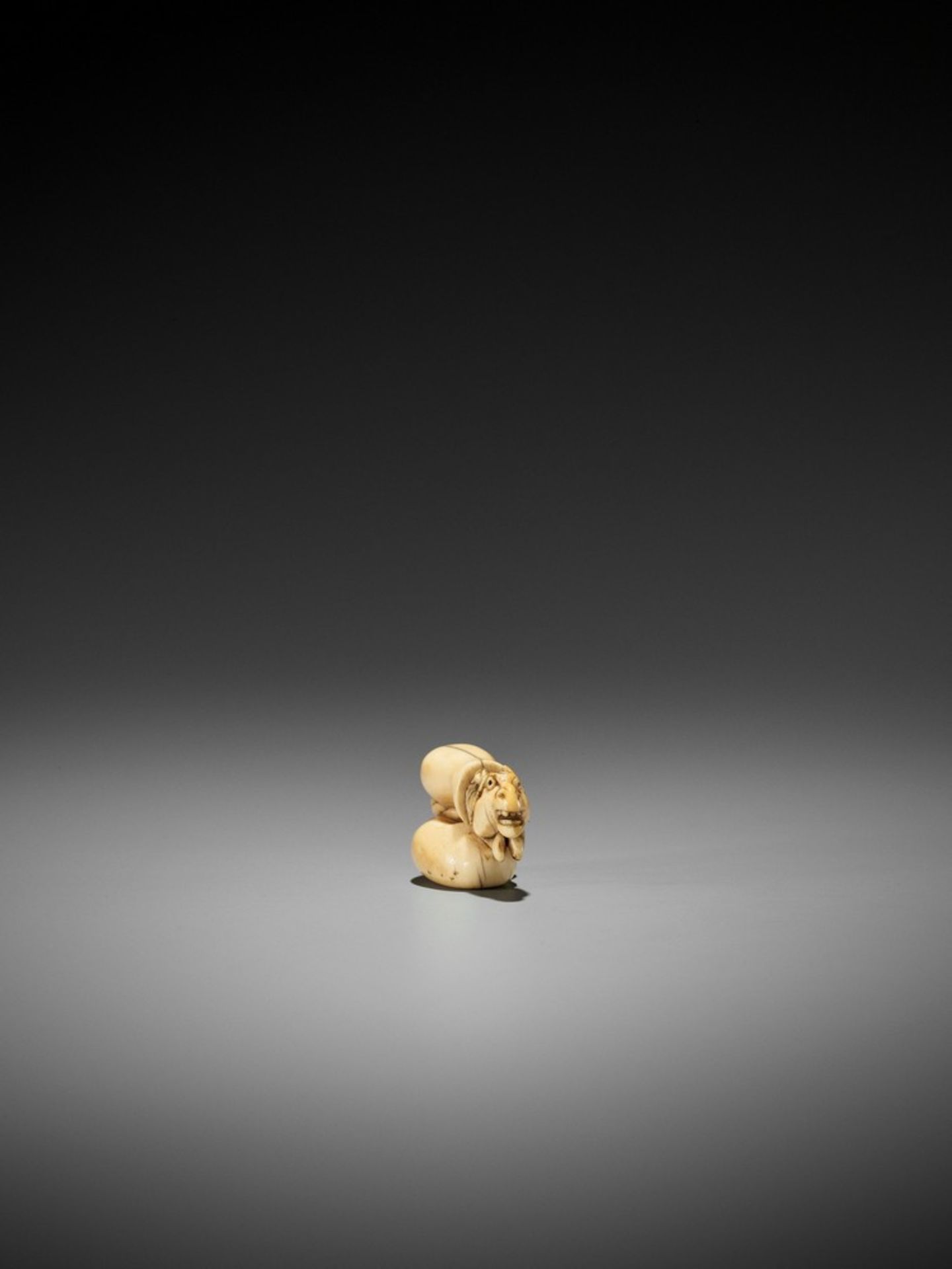 AN EARLY AND AMUSING IVORY NETSUKE OF CHOKARO’S HORSE STUCK IN A GOURD UnsignedJapan, 18th - Bild 5 aus 12