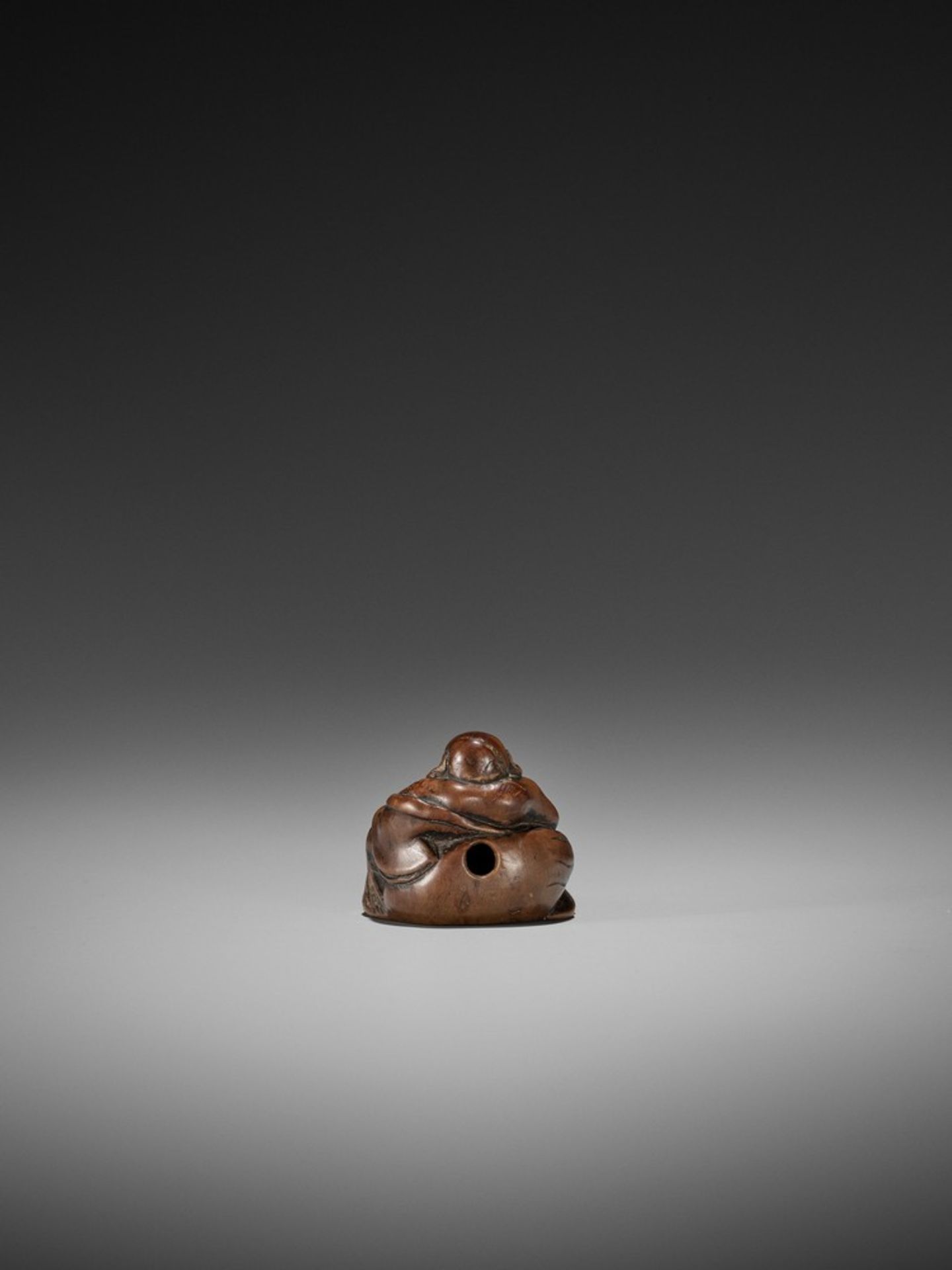 A RARE AND EARLY WOOD NETSUKE OF HOTEI UnsignedJapan, early to mid-18th century, Edo period (1615- - Bild 6 aus 12