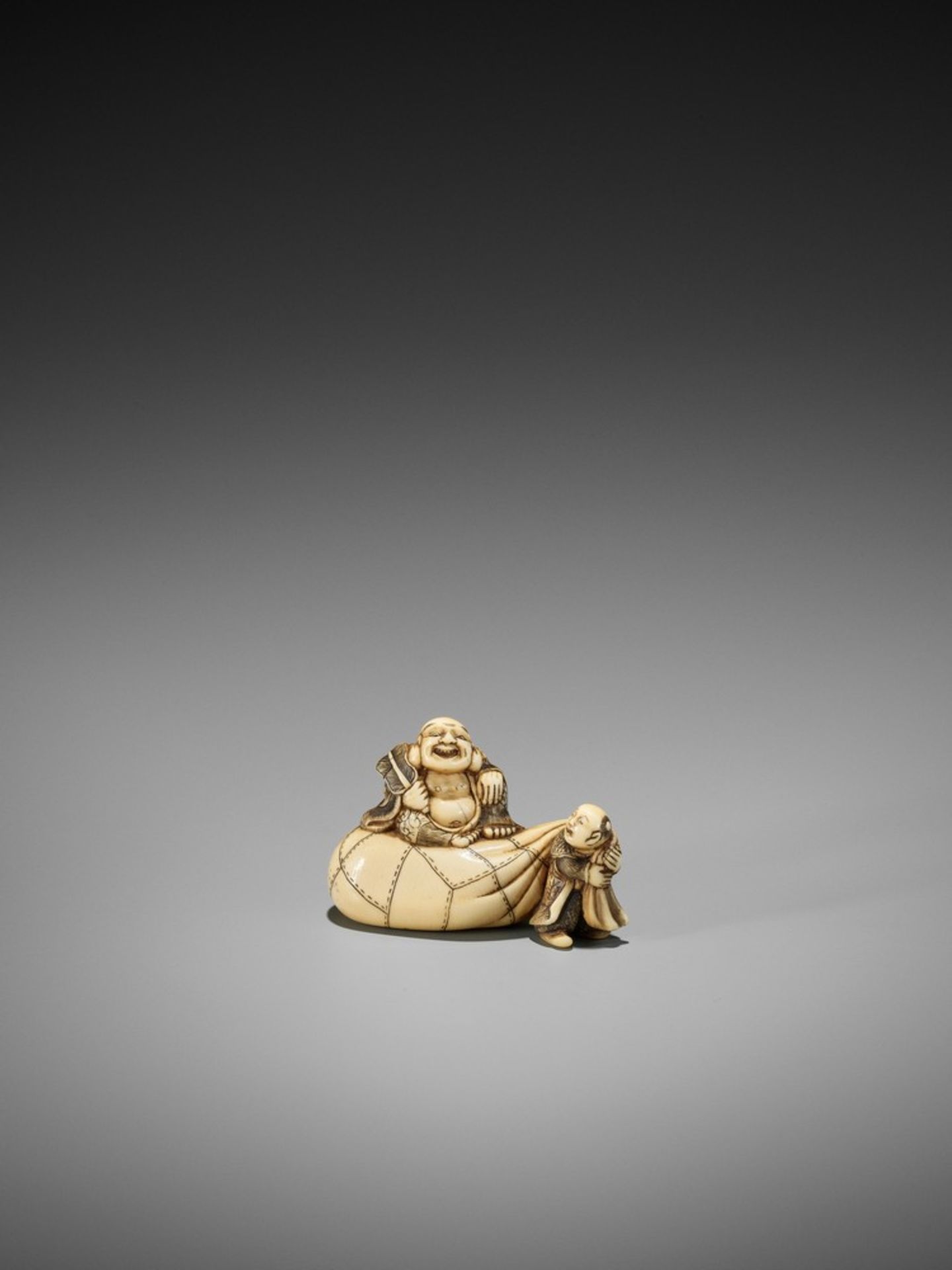 AN IVORY NETSUKE OF HOTEI ON HIS TREASURE BAG BEING PULLED BY A KARAKO UnsignedJapan, Kyoto, first - Bild 3 aus 10