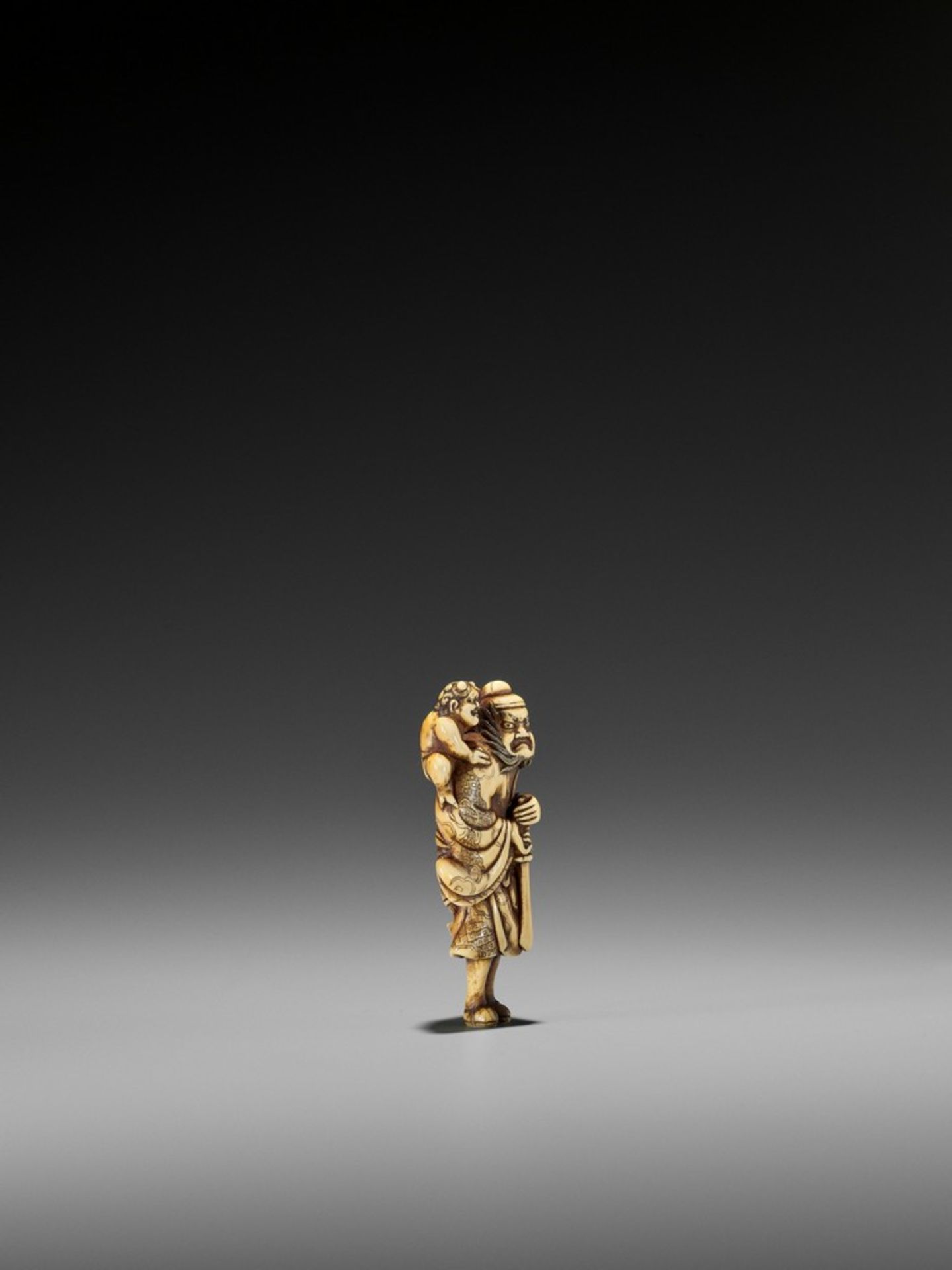 A FINE IVORY NETSUKE OF SHOKI AND ONI UnsignedJapan, probably Kyoto, late 18th to early 19th - Bild 5 aus 8