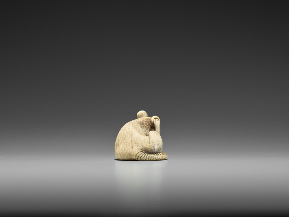 AN EXCEPTIONAL KYOTO SCHOOL IVORY NETSUKE OF A RAT UnsignedJapan, Kyoto, late 18th century, Edo - Image 7 of 11