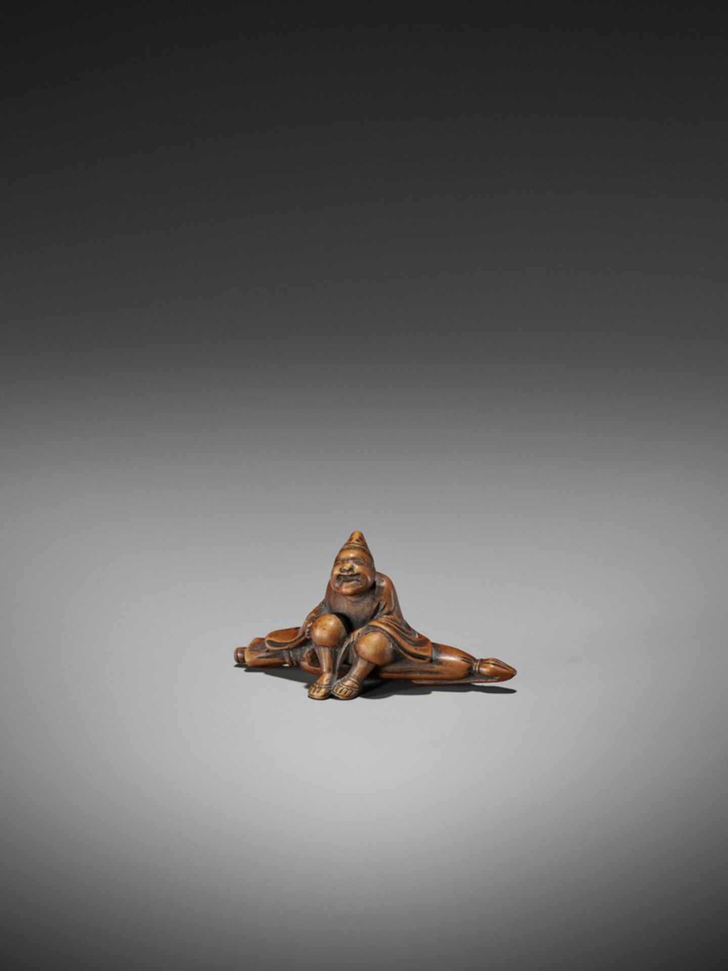 A WOOD NETSUKE OF A TEMPLE SERVANT (EJI) UnsignedJapan, probably Edo, early 19th century, Edo period - Bild 3 aus 8