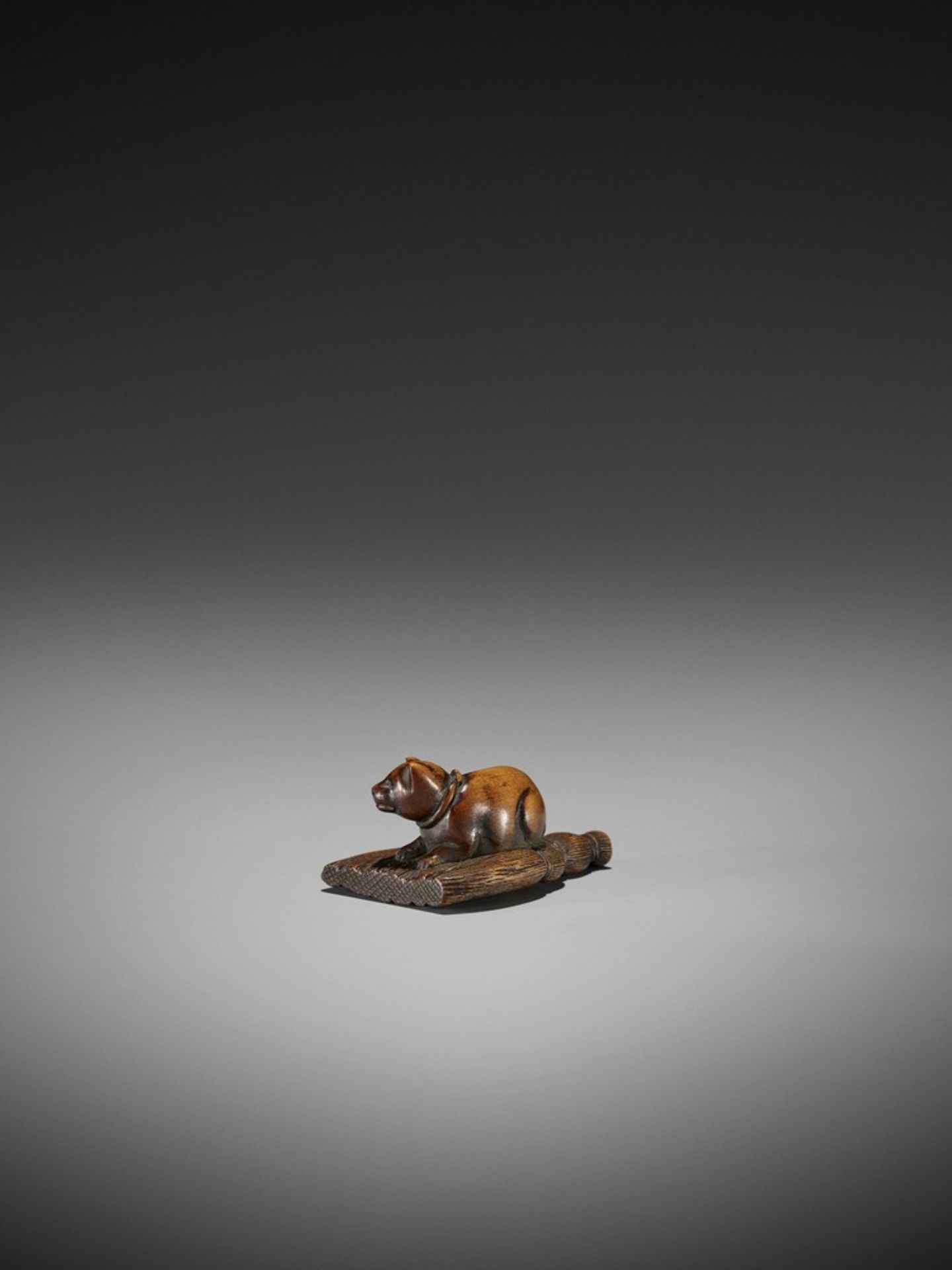 A WOOD NETSUKE OF A CAT ON A BROOM UnsignedJapan, early 19th century, Edo period (1615-1868)Finely - Bild 5 aus 7