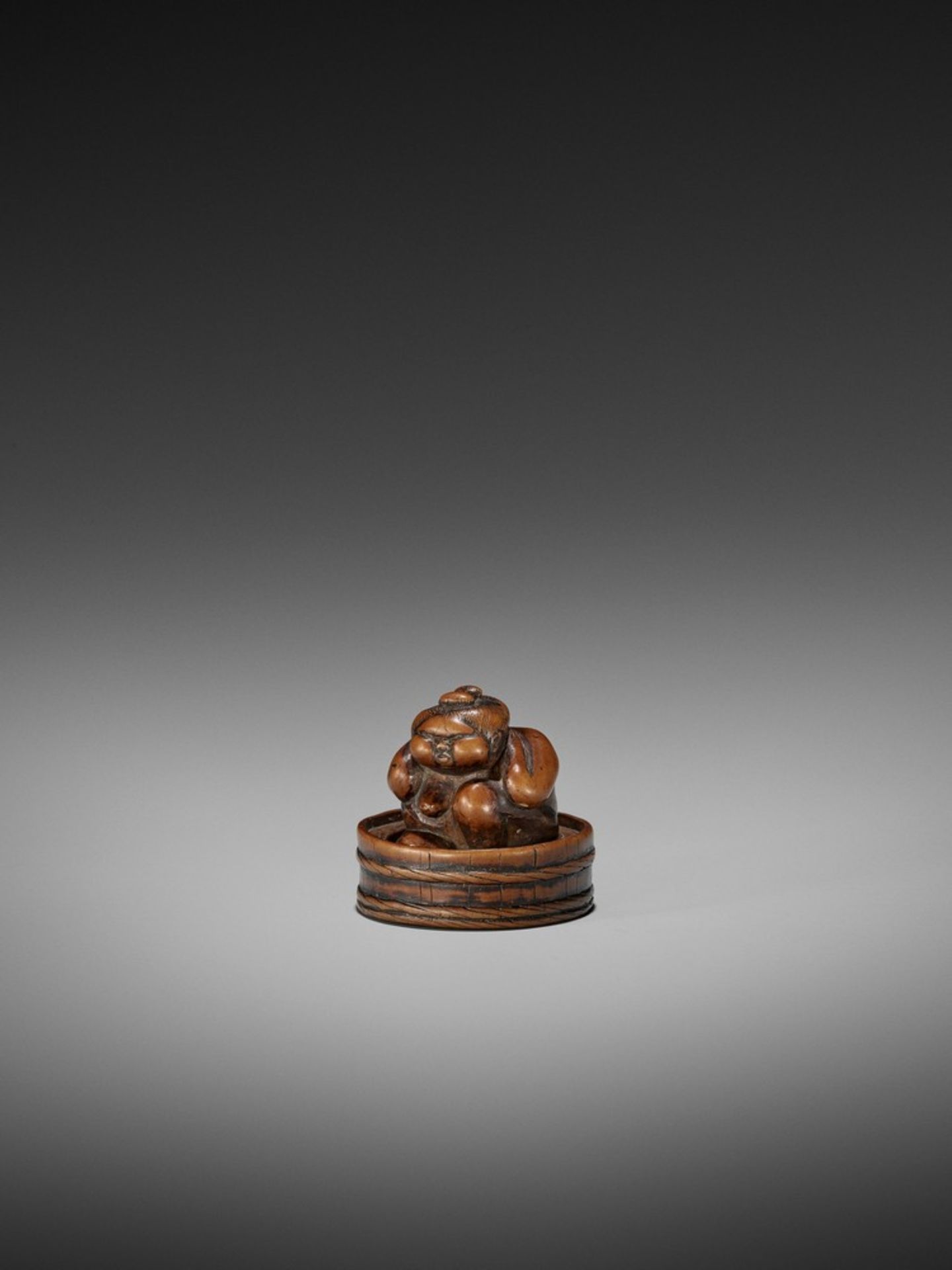 AN EARLY WOOD NETSUKE OF OKAME IN A BATHTUB UnsignedJapan, 18th century, Edo period (1615-1868)The - Bild 2 aus 6