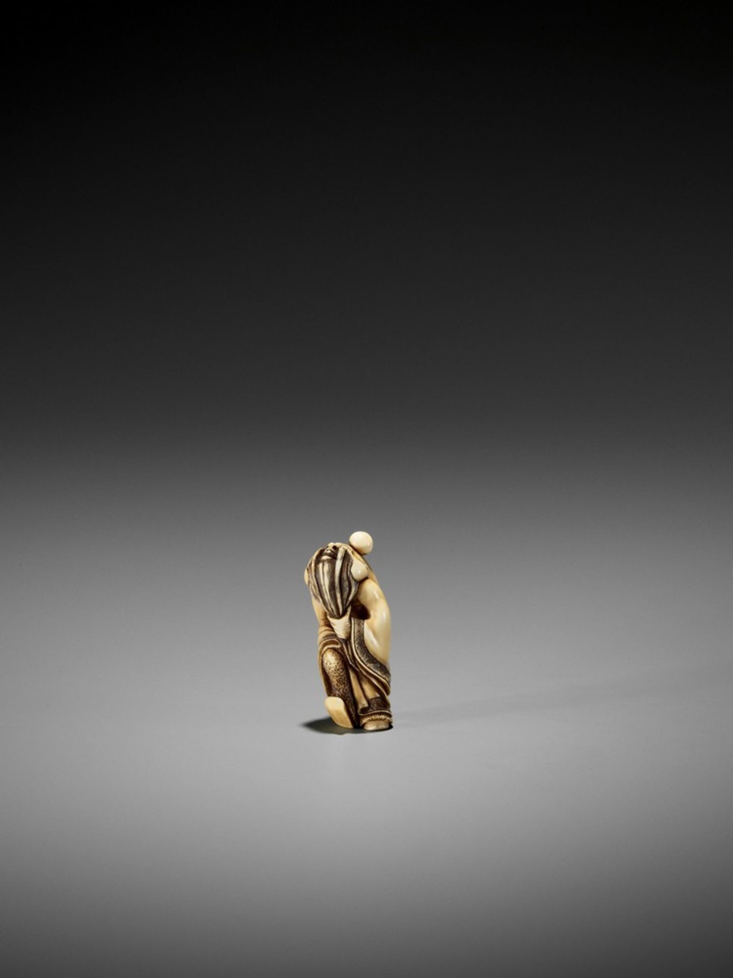 HIDEMASA: A RARE IVORY NETSUKE OF FUKUROKUJU PLAYING KEMARI By Hidemasa, signed Hidemasa 秀正Japan, - Bild 7 aus 16