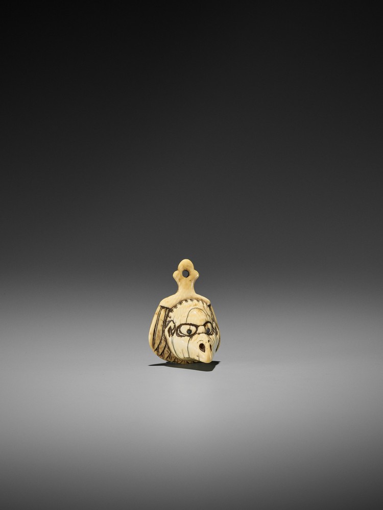 AN IVORY NETSUKE OF A TENGU MASK ON A FEATHERED FAN UnsignedJapan, late 18th to early 19th - Image 7 of 10