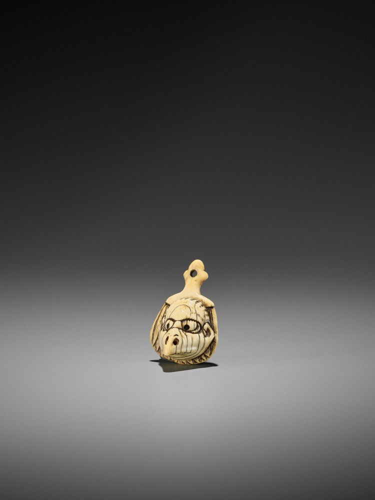 AN IVORY NETSUKE OF A TENGU MASK ON A FEATHERED FAN UnsignedJapan, late 18th to early 19th - Image 3 of 10