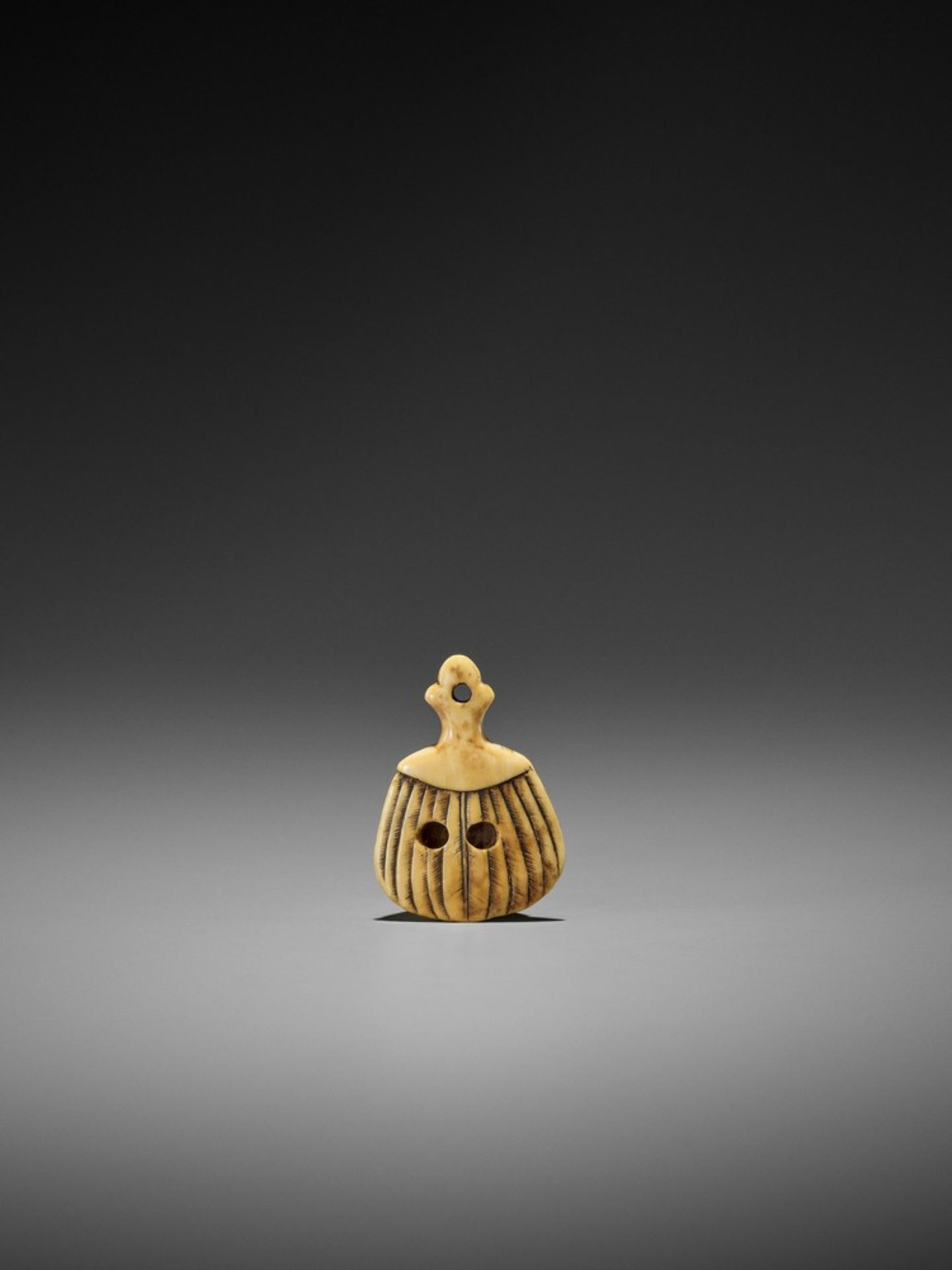 AN IVORY NETSUKE OF A TENGU MASK ON A FEATHERED FAN UnsignedJapan, late 18th to early 19th - Bild 2 aus 10