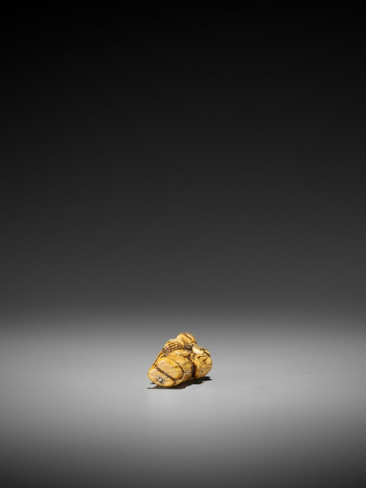 AN EARLY IVORY NETSUKE OF CHINNAN SENNIN UnsignedJapan, 18th century, Edo period (1615-1868)An early - Bild 8 aus 9