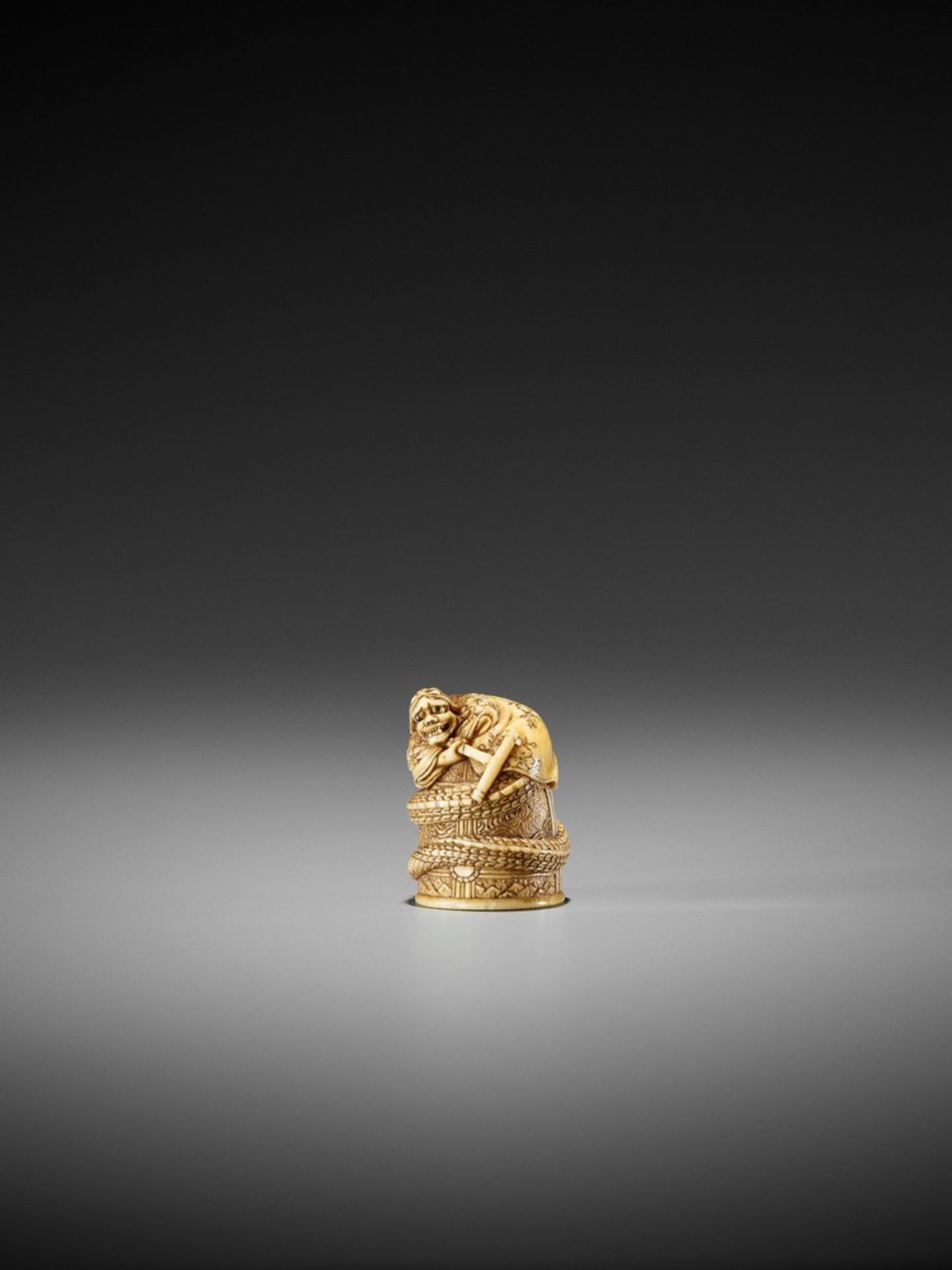 HIDEMASA: A FINE IVORY NETSUKE OF KIYOHIME By Hidemasa, signed Hidemasa 秀正 and kakihanJapan, - Bild 5 aus 11