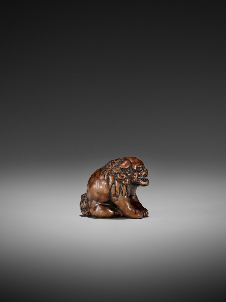 A WOOD NETSUKE OF A SHISHI ATTRIBUTED TO CHIKUYOSAI TOMOCHIKA I Attributed to Chikuyosai Tomochika - Image 2 of 11