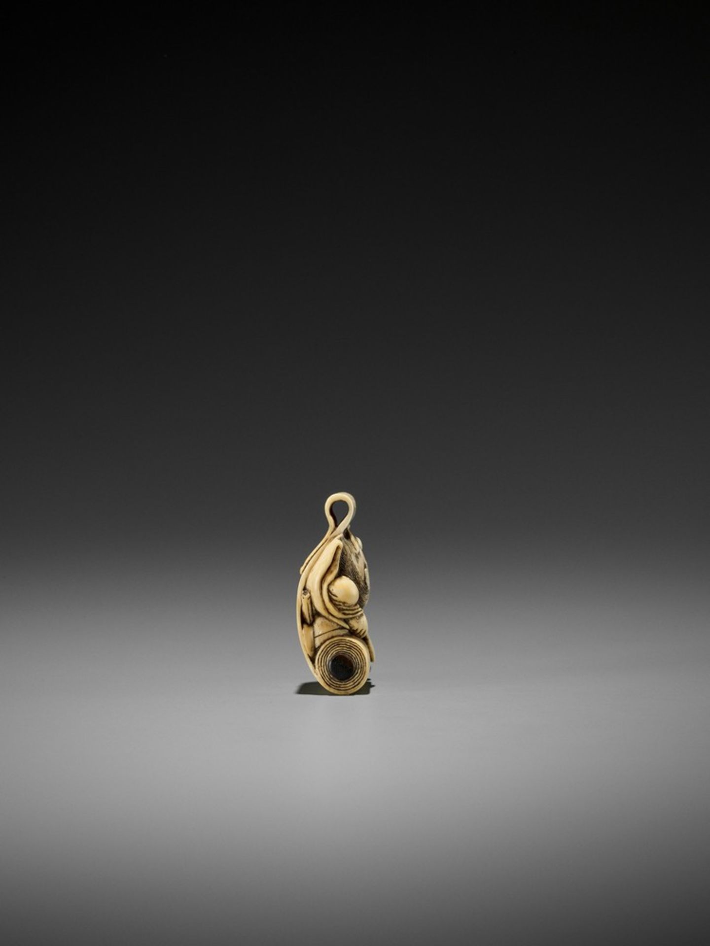 A FINE IVORY NETSUKE OF SHOKI EMERGING FROM A SCROLL ATTRIBUTED TO HIDEMASA Attributed to - Bild 5 aus 7