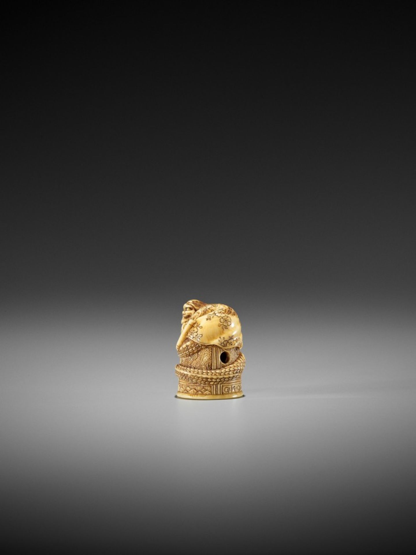 HIDEMASA: A FINE IVORY NETSUKE OF KIYOHIME By Hidemasa, signed Hidemasa 秀正 and kakihanJapan, - Bild 6 aus 11